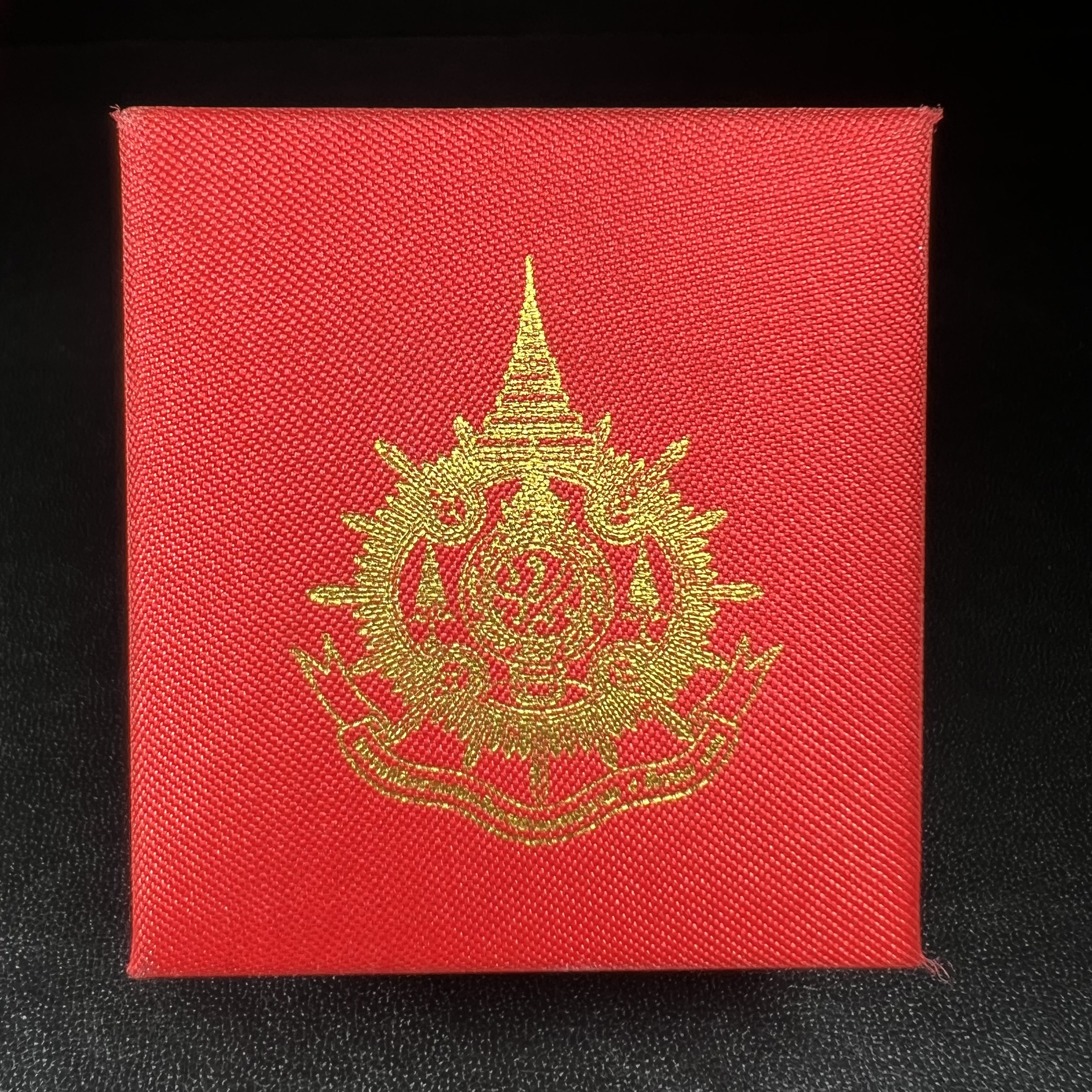 พระกริ่งไพรีพินาศ บรรจุเหล็กไหล ครั้งแรกและครั้งเดียวในประวัติศาสตร์ เฉลิมพระเกียรติ พระบาทสมเด็จพระเจ้าอยู่หัวรัชกาลที่9 พระชนมพรรษา 6 รอบ ปี2542 เนื้อนวโลหะผสมทองคำ(บรรจุเหล็กไหล)ดีนอก-ดีใน พิธีใหญ่ มวลสารเด่น (หายาก)