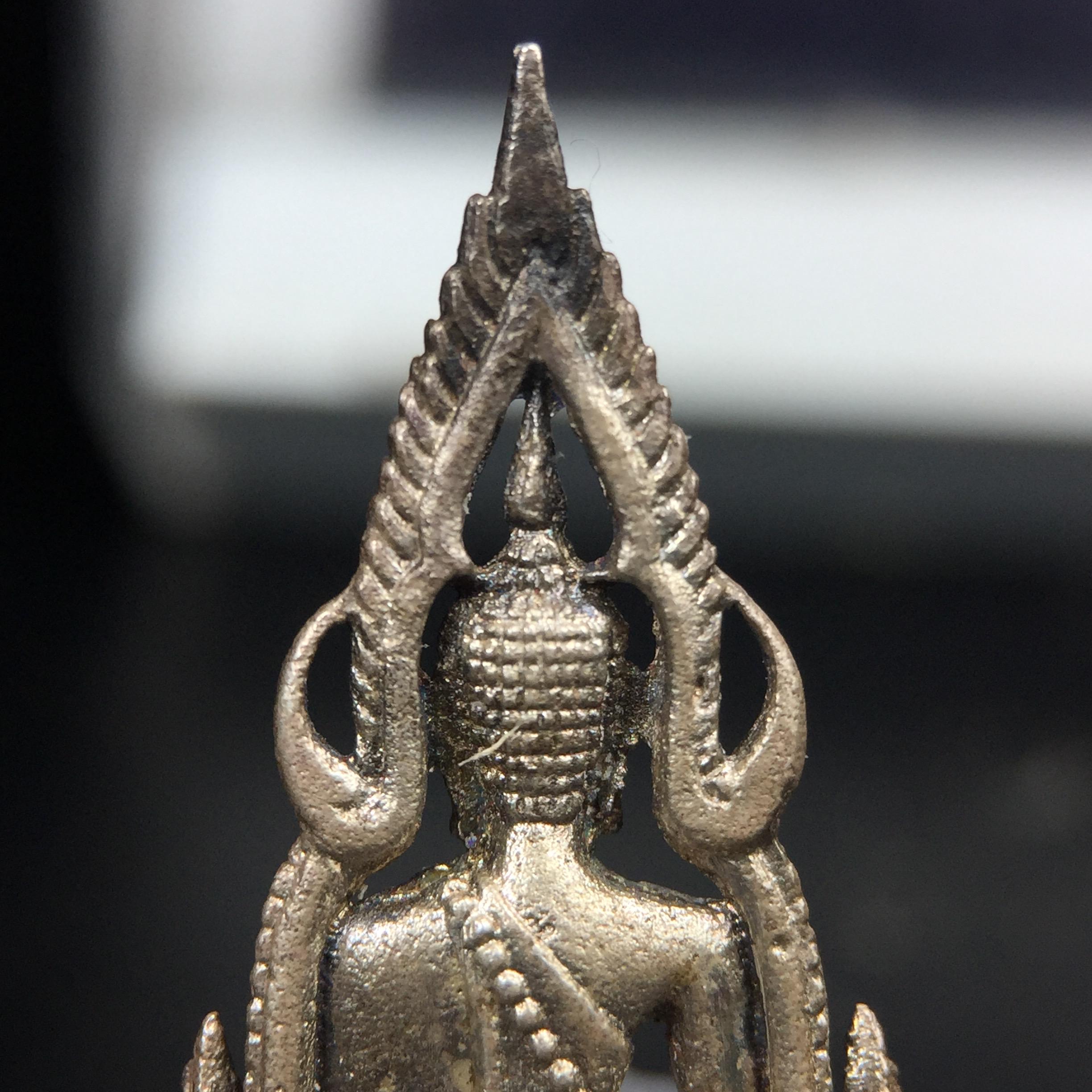 พระกริ่งพุทธชินราช รุ่นพระมาลาเบี่ยง ปี พ.ศ.2520 (รุ่นแรก รุ่นเดียว) วัดพระศรีรัตนมหาธาตุ พิษณุโลก ปี 2520 พิมพ์ใหญ่เนื้อเงิน(ผิวเดิมสวยติดรุ้งนิดๆผิวขึ้นน้ำทองสวยมีเสน่ห์ตามกาลเวลา)พิธีใหญ่ เกจิในยุคร่วมเสกมากมาย(องค์หมายเลขสวย เลขเบิ้น เลขคู่ ๕๕๓๓)