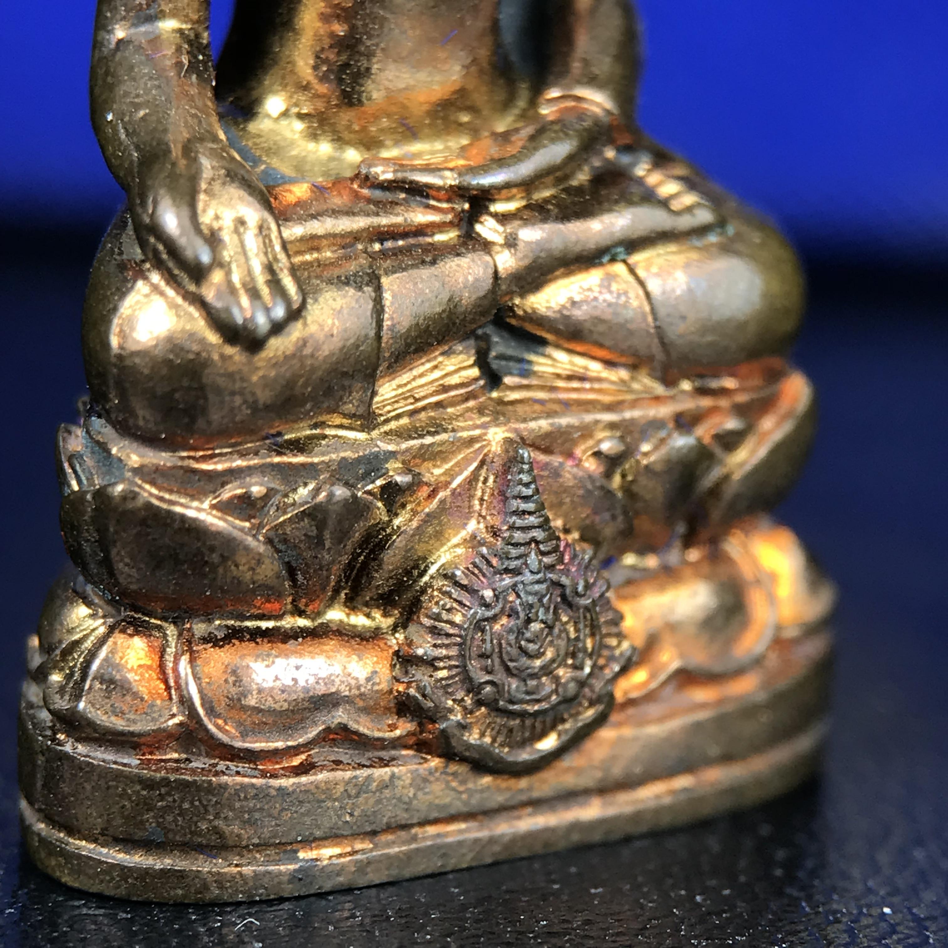 พระกริ่งไพรีพินาศ บรรจุเหล็กไหล ครั้งแรกและครั้งเดียวในประวัติศาสตร์ เฉลิมพระเกียรติ พระบาทสมเด็จพระเจ้าอยู่หัวรัชกาลที่9 พระชนมพรรษา 6 รอบ ปี2542 เนื้อสัมฤทธิ์(บรรจุเหล็กไหล)ดีนอก-ดีใน พิธีใหญ่ มวลสารเด่น (หายาก)