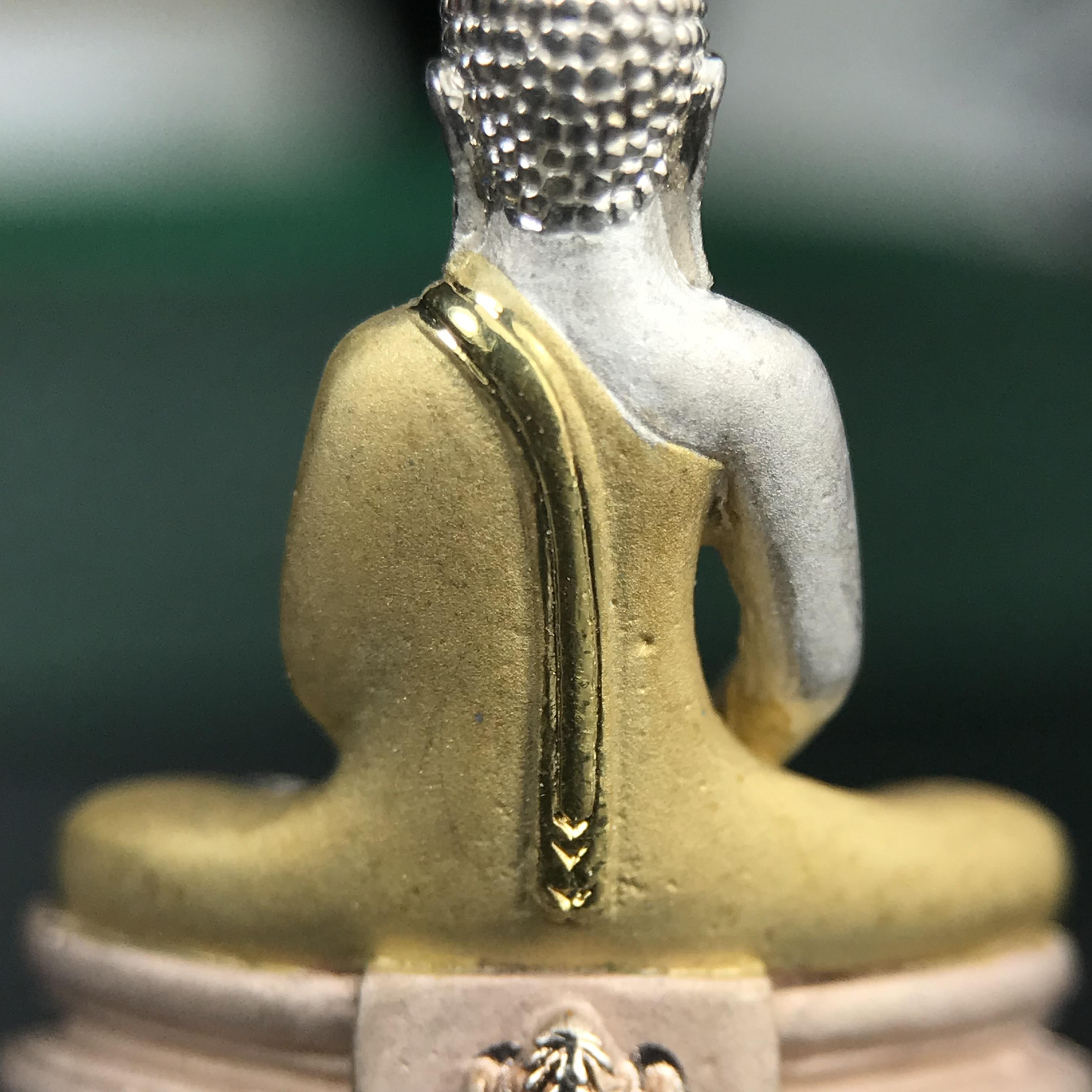 พระพุทธโสธร ภปร. รุ่นย้อนยุค สร้างพระอุโบสถ สมาคมชาวฉะเชิงเทรา จัดสร้าง ปี 2539 วโรกาสครองสิริราชสมบัติครบ 50 ปี เนื้อเงินชุบสามกษัตริย์ทรายนวลขัดเงาบางส่วน(สภาพผิวเดิม เก่าเก็บอย่าดี สวยมาก แบบนี้หายาก) พร้อมกล่องบรรจุและใบรับรองเดิมครบสมบูรณ์