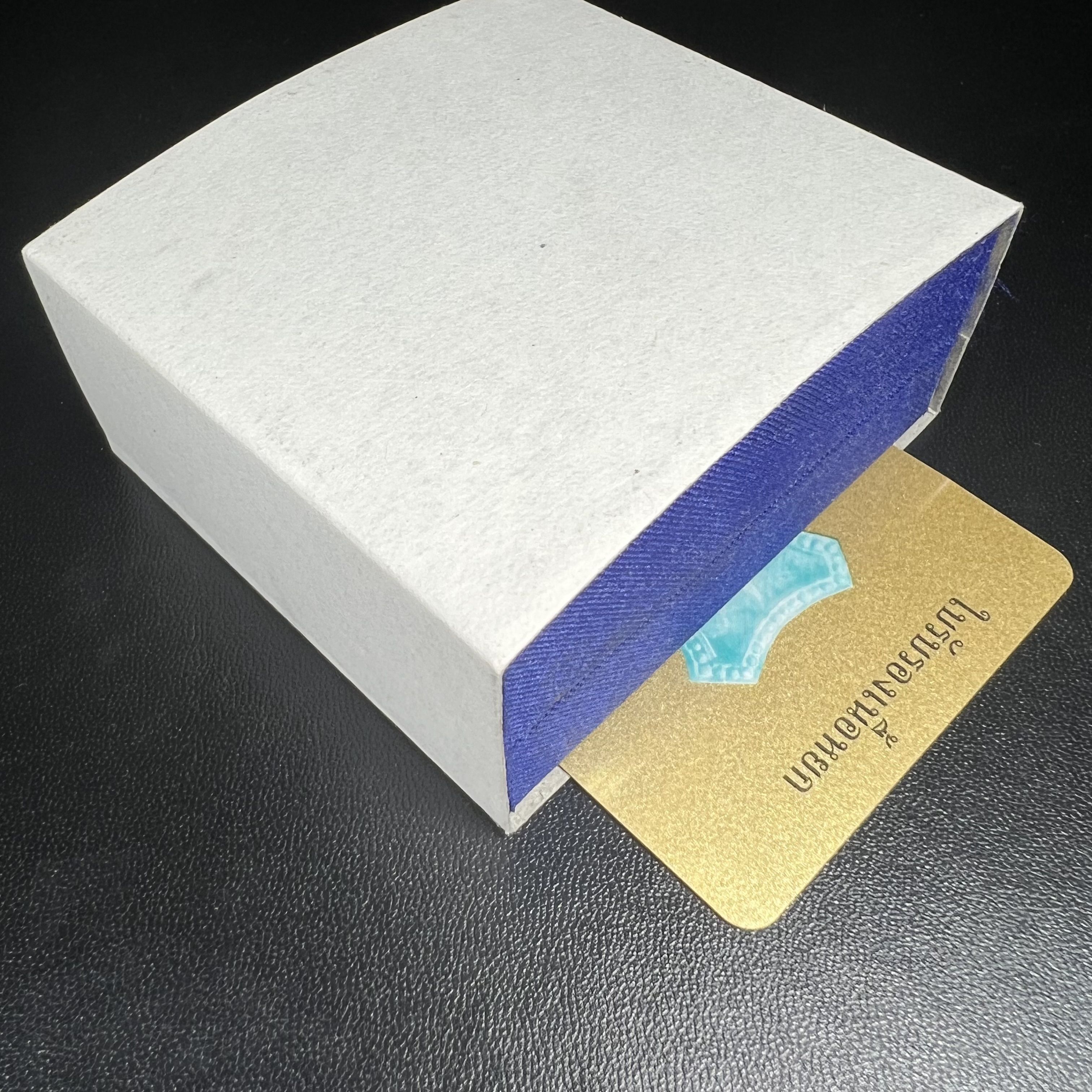 พระพุทธโสธร เนื้อหยก(รุ่นแรก)รุ่นประวัติศาสตร์ พุทธาภิเษก วันที่ 3 กันยายน พ.ศ.2543 ณ พระอุโบสถวัดโสธรวรารามวรวิหาร อ.เมือง จ.ฉะเชิงเทรา พิมพ์รูปอาร์มด้านหลังพระมีโค๊ตแผ่นทองคำแท้กำกับทุกองค์พร้อมกล่องบรรจุและบัตรรับรองเดิมครบชุด (1 ใน 3999 องค์)นิยมหายาก