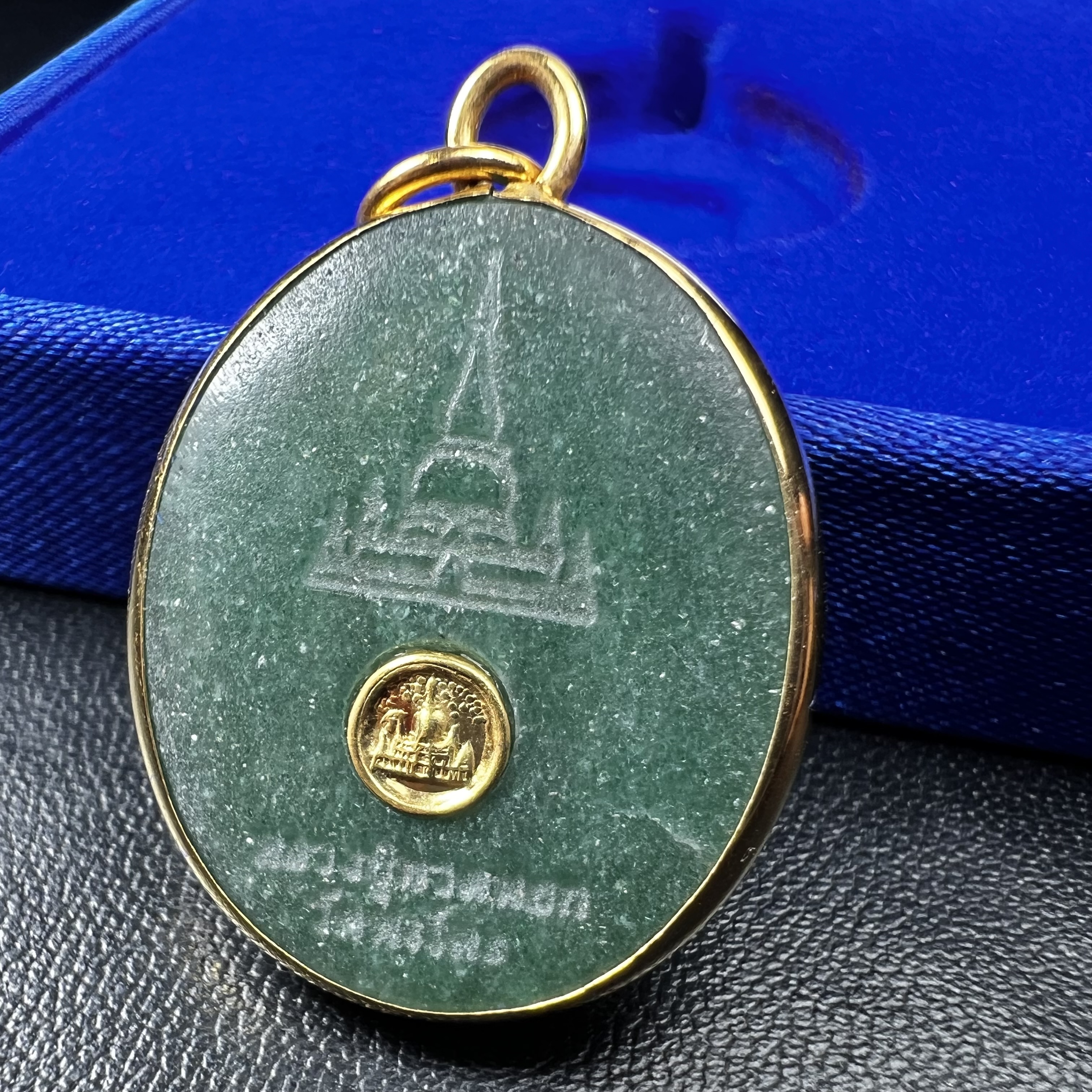 หลวงปู่ทวด วัดพะโคะ จ.สงขลา ปี 2543 เหรียญหยกรูปไข่(เลี่ยมทองคำ) ขนาด 2.2 x 2.5 ซม. ด้านหลังแผ่นโค๊ตทองคำ สร้างโดยสมาคมชาวเพชรบุรี “สมเด็จเจ้าพะโคะหลวงปู่ทวดเหยียบน้ำทะเลจืด” ครั้งแรกแห่งประวัติศาสตร์(สวยงามเป็นของล้ำค่าหายากมาก)สภาพสวยสมบูรณ์