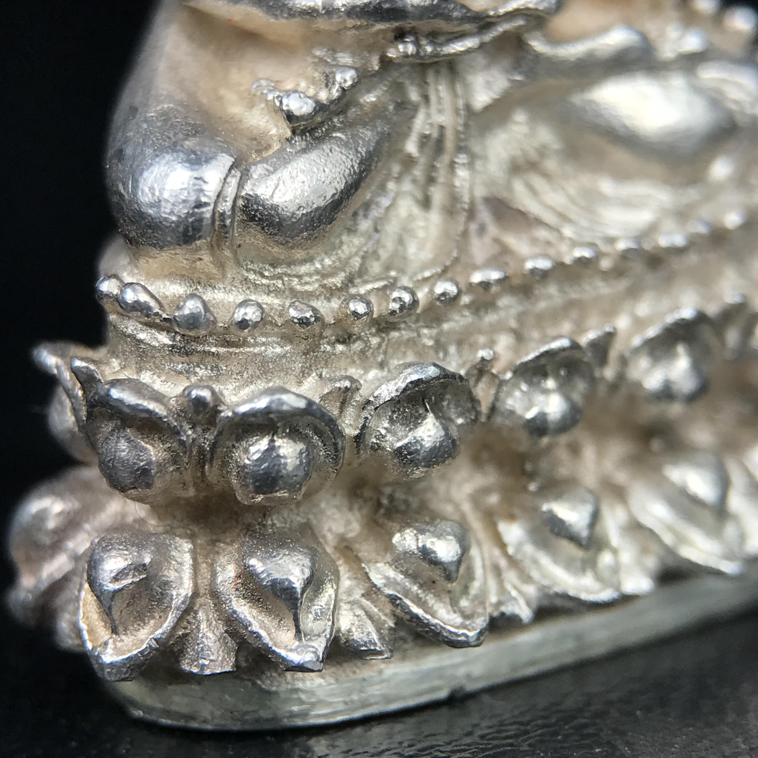 พระกริ่งญาณสังวร(พระกริ่ง ญส.)ปี 2519 เนื้อเงิน(สภาพสวยผิวเดิมขึ้นน้ำทองสวยมาก) สมเด็จพระญาณสังวรและหลวงพ่อคูณ ปริสุทโธ จับสายสูตรร่วมกันในพิธีเททอง ณ อุโบสถวัดบวรนิเวศวิหาร(พิธีใหญ่ เจตนาดี หลวงปู่โต๊ะร่วมปลุกเสก)(แบบนี้ไม่ควรพลาด)หายาก 1ใน 999 องค์