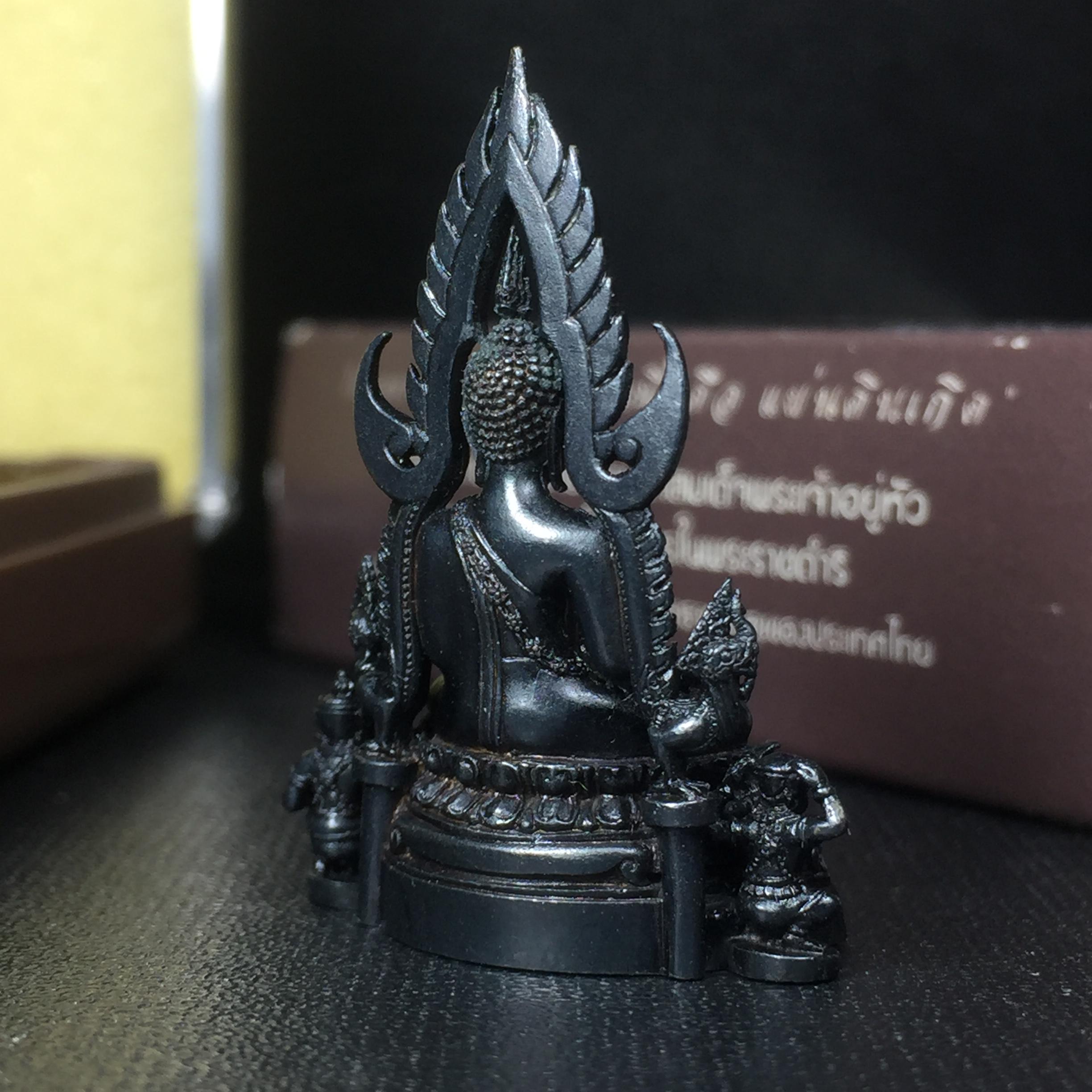 พระพุทธชินราช ภปร. โครงการ "เพราะแผ่นดินนี้ คือ แผ่นดินเกิด" ปี2548(รุ่นแรก) ลอยองค์ หน้าตัก 1/2 นิ้ว เนื้อเงินรมดำ