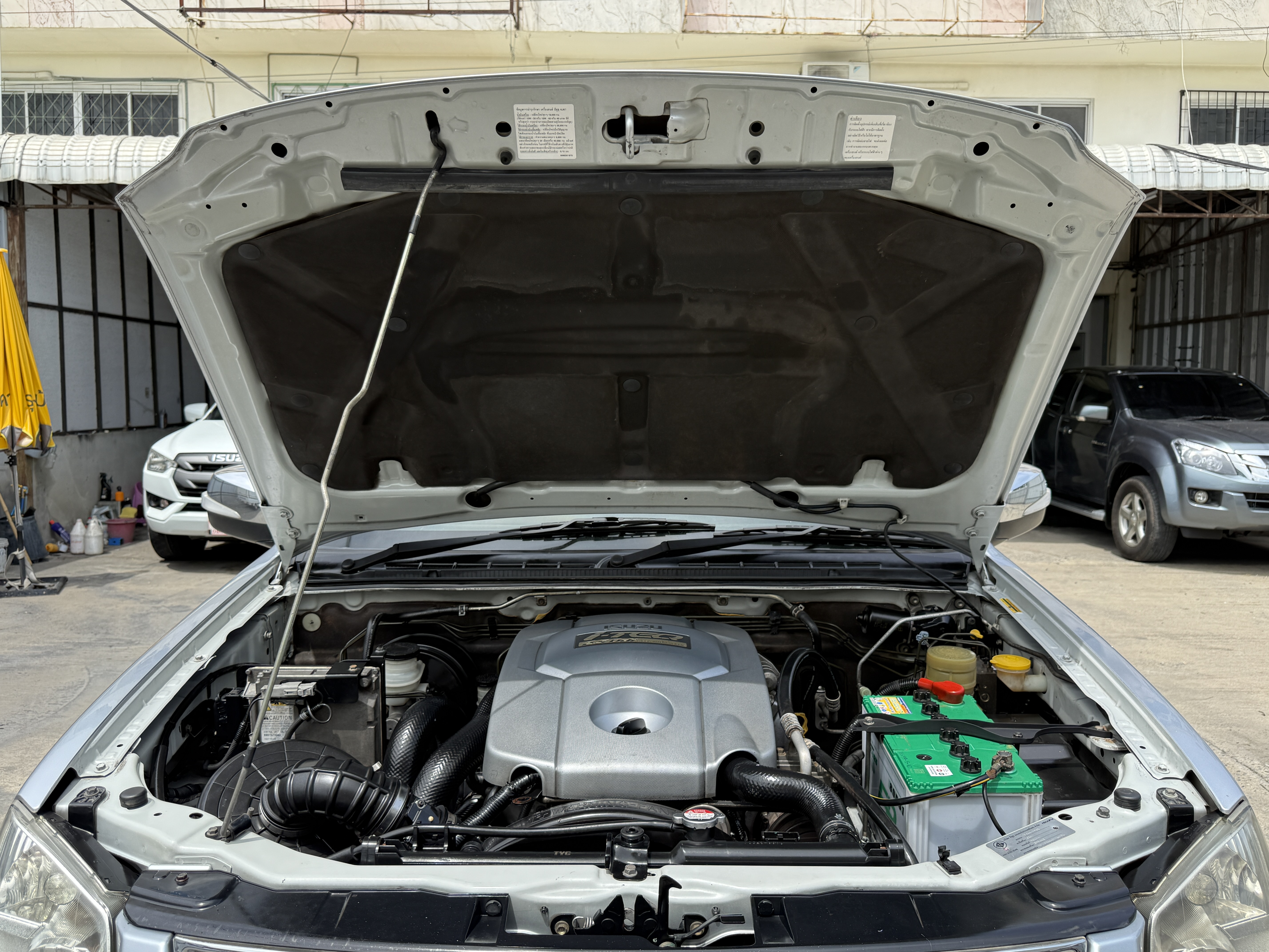 Isuzu Dmax Cab Hilander 2.5 Abs 2010 เงิน