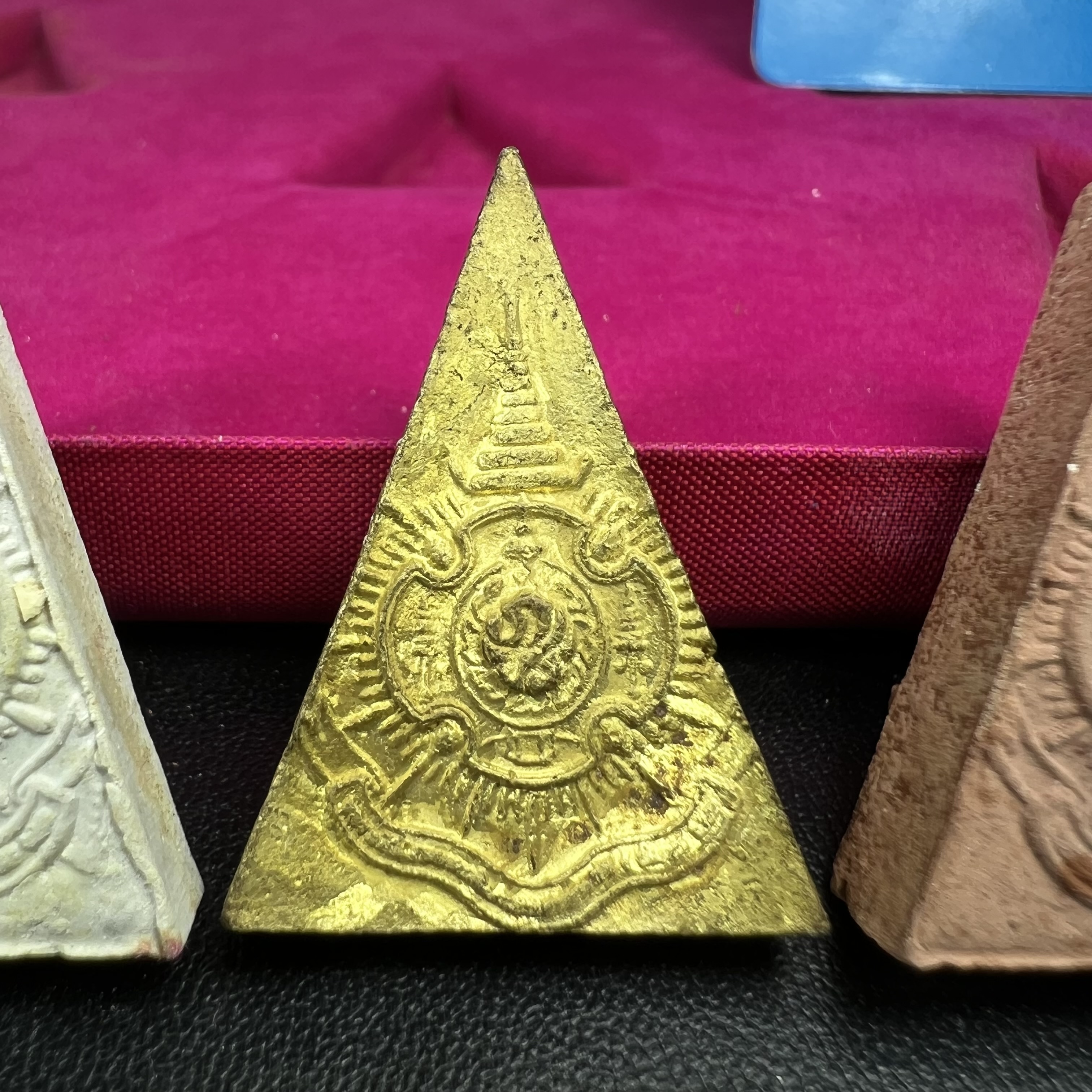 พระสมเด็จนางพญา 9 แผ่นดิน ชุด เบญจรัตนคุณ วัดอรุณราชวราราม จัดสร้างเนื่องในพระราชพิธีมหามงคลรัชกาลที่ 9 เฉลิมพระชนมพรรษา 6 รอบ 5 ธันวาคม 2542 ชุด เบญจรัตนคุณ ชุดหมายเลข ๓๐๙ (ชุดพิเศษพิมพ์กรรมการ 1 ใน 1000 ชุด)หายาก