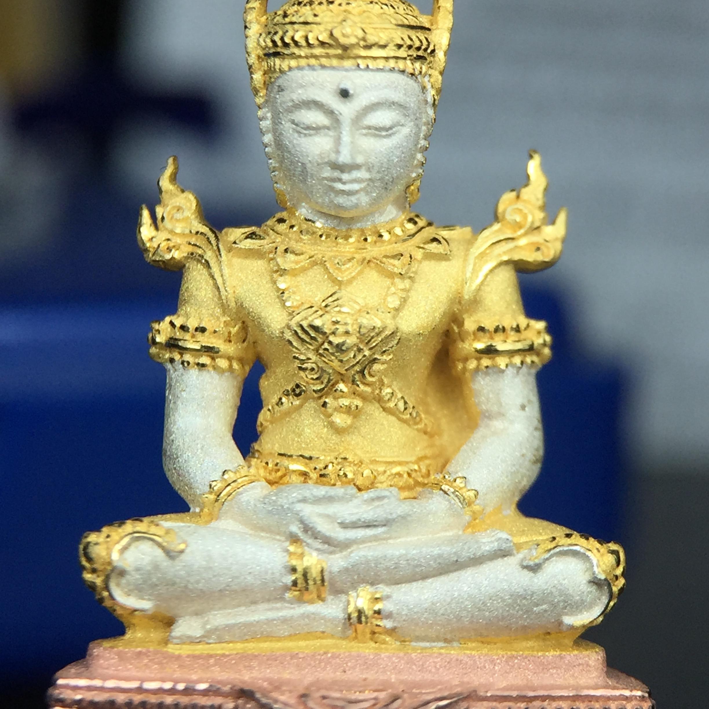 พระแก้วมรกต(จำลอง)ลอยองค์ ขนาดหน้าตัก 1/2 นิ้ว ทรงเครื่องฤดูร้อน เนื้อเงินสามกษัตริย์ ตราสัญลักษณ์ฉลองสิริราชสมบัติ ครบ 60 ปี พ.ศ.2549(สภาพสวย ครบ สมบูรณ์)