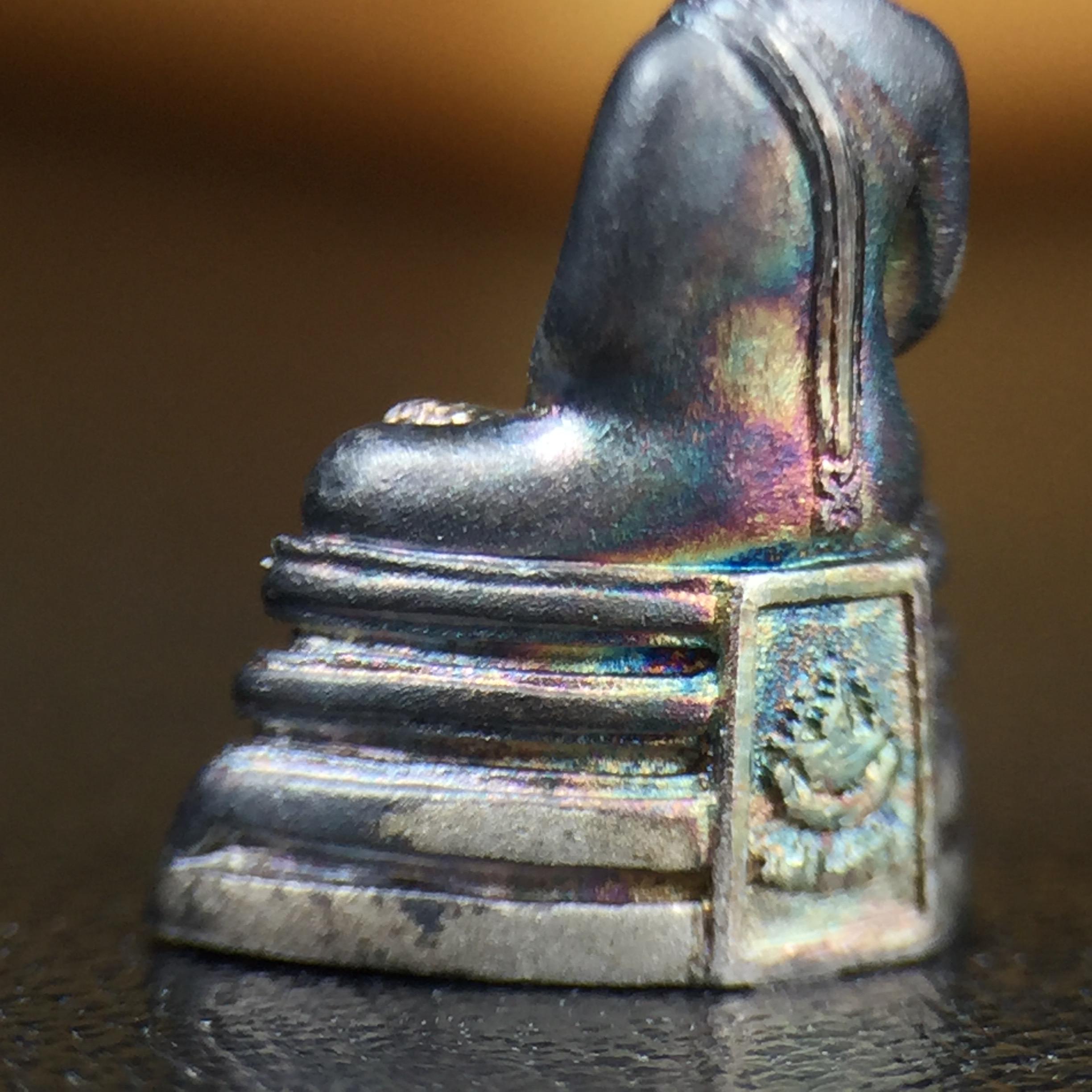 พระพุทธโสธร คุ้มเกล้าฯ ภปร.(ใต้ร่มพระบารมี คุ้มเกล้า) 60ปี รพ.ภูมิพลฯ พ.ศ.2552 เนื้อเงิน ชุบทองคำขาว(พิมพ์เล็กขนาด 11.5*10.5 มม.)เนื้อเงินผิวเดิมกลับดำขึ้นสีรุ้งเข้มขลังงดงามธรรมชาติสร้างสรรค์ สภาพสวยเดิมพร้อมกล่องบรรจุเดิม ตอกโค๊ดหมายเลขกำกับ