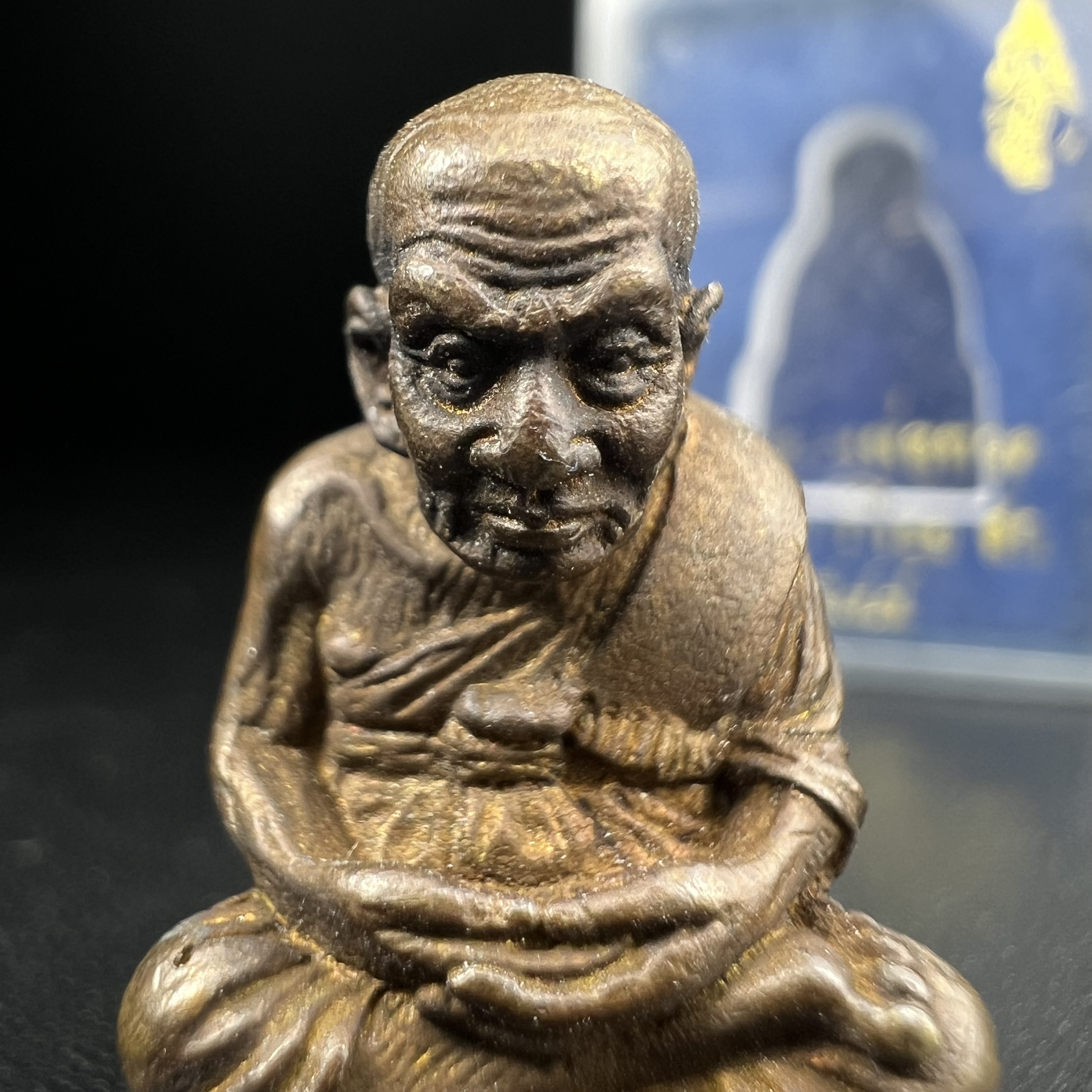 หลวงพ่อทวด พระนามาภิไธย สก. วัดห้วยมงคล จ.ประจวบคีรีขันธ์ ปี 2544(รุ่นแรก) รูปหล่อลอยองค์ ขนาดห้อยคอ หน้าตัก 1.5 ซม. พิมพ์ลอยองค์เนื้อสัตตะโลหะหล่อโบราณ(โลหะผสมรมดำ)(คัดสภาพสวยสมบูรณ์)(คุ้มครองปลอดภัย แคล้วคลาด พิธีใหญ่ มวสสารดี)