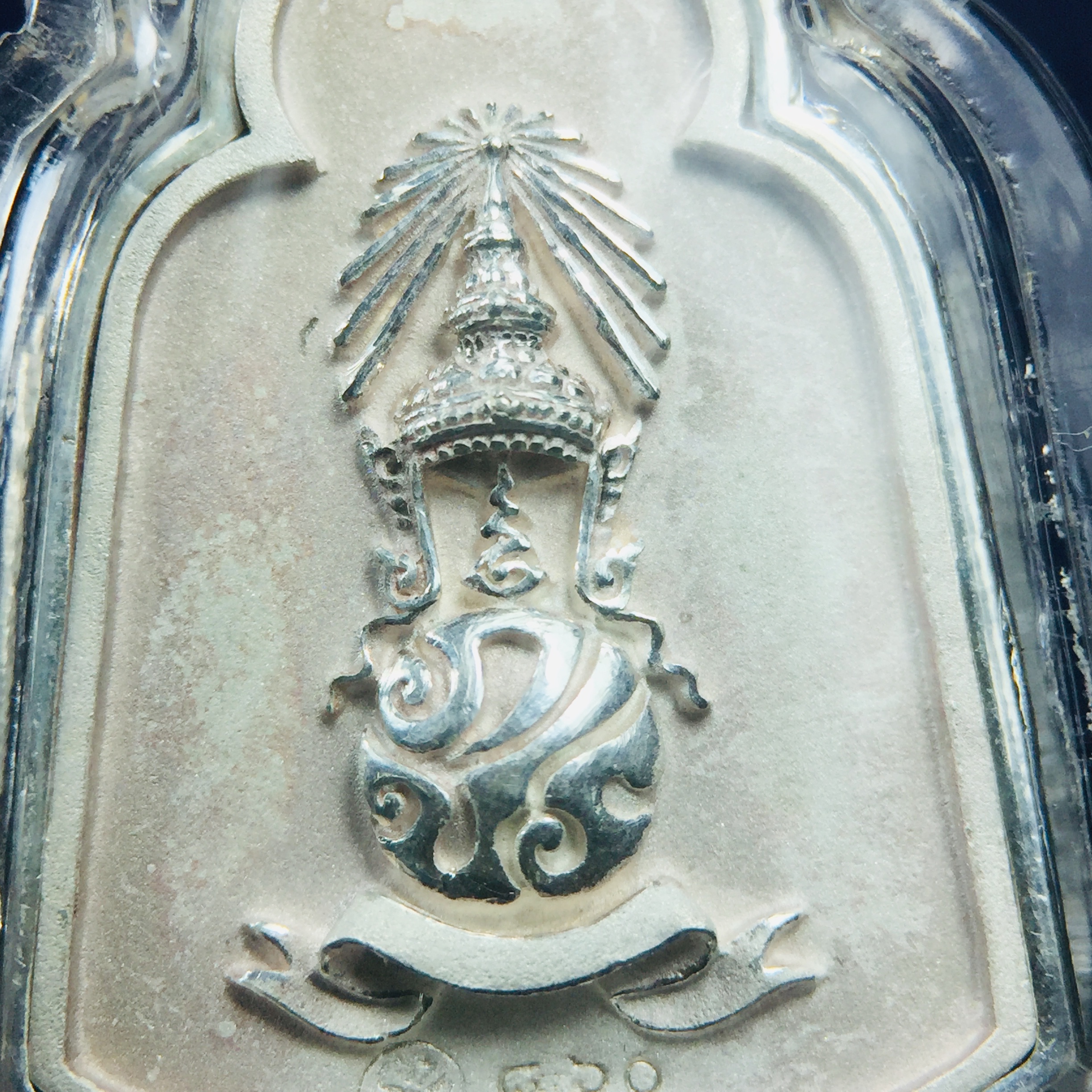 พระแก้วมรกต ภปร. ปี2547 จัดสร้างโดย รพ.ภูมิพลฯ เนื้อเงิน เหรียญทรงซุ้ม งดงามทรงคุณค่าอีกหนึ่งรุ่นยอดนิยม หายาก(1ใน3000องค์)