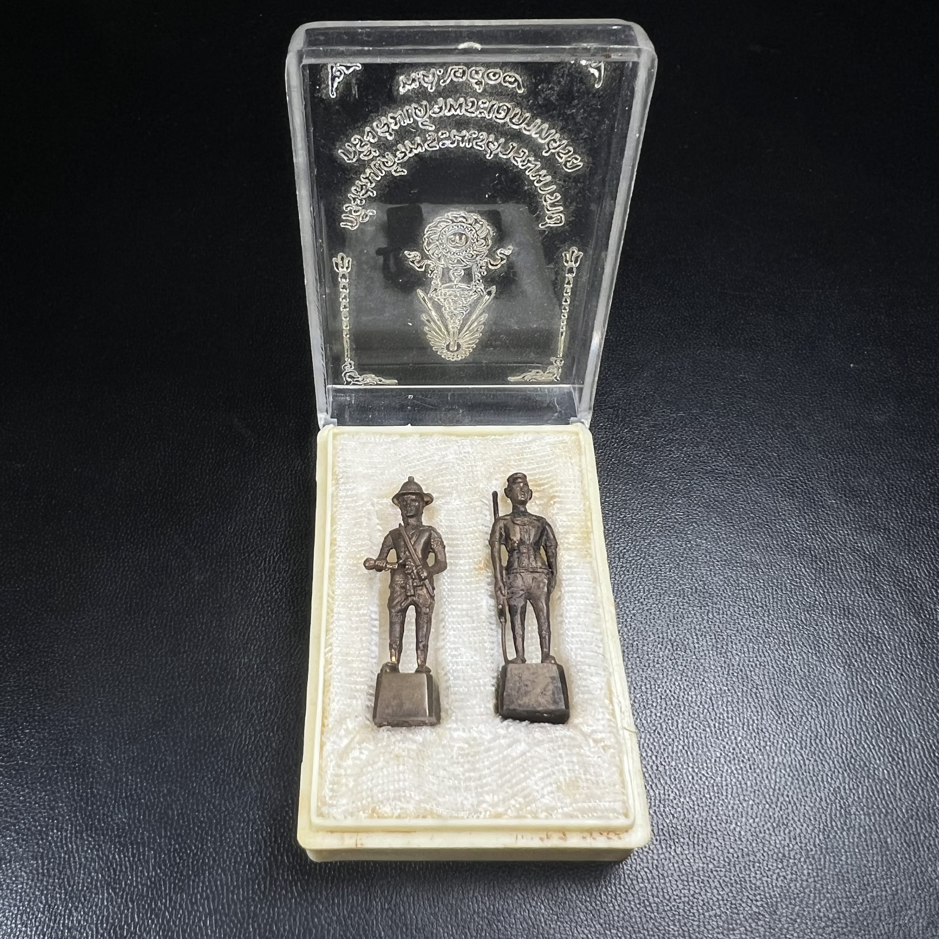 พระกริ่งสมเด็จพระนเรศวร-พระกริ่งสมเด็จพระเอกาทศรถ กองทัพภาคที่3จัดสร้าง ปี2517 เนื้อนวโลหะครบชุด 2องค์กล่องบรรจุเดิมครบสมบูรณ์(หายาก)(1ใน 300ชุด)(ในหลวง ร.9 เสด็จในพิธี)ปลุกเสกโดยพระคณาจารย์ชื่อดังในยุคนั้น7วัน7คืน(หลวงปู่โต๊ะ วัดประดู่ฉิมพลี ร่วมปลุกเสก)