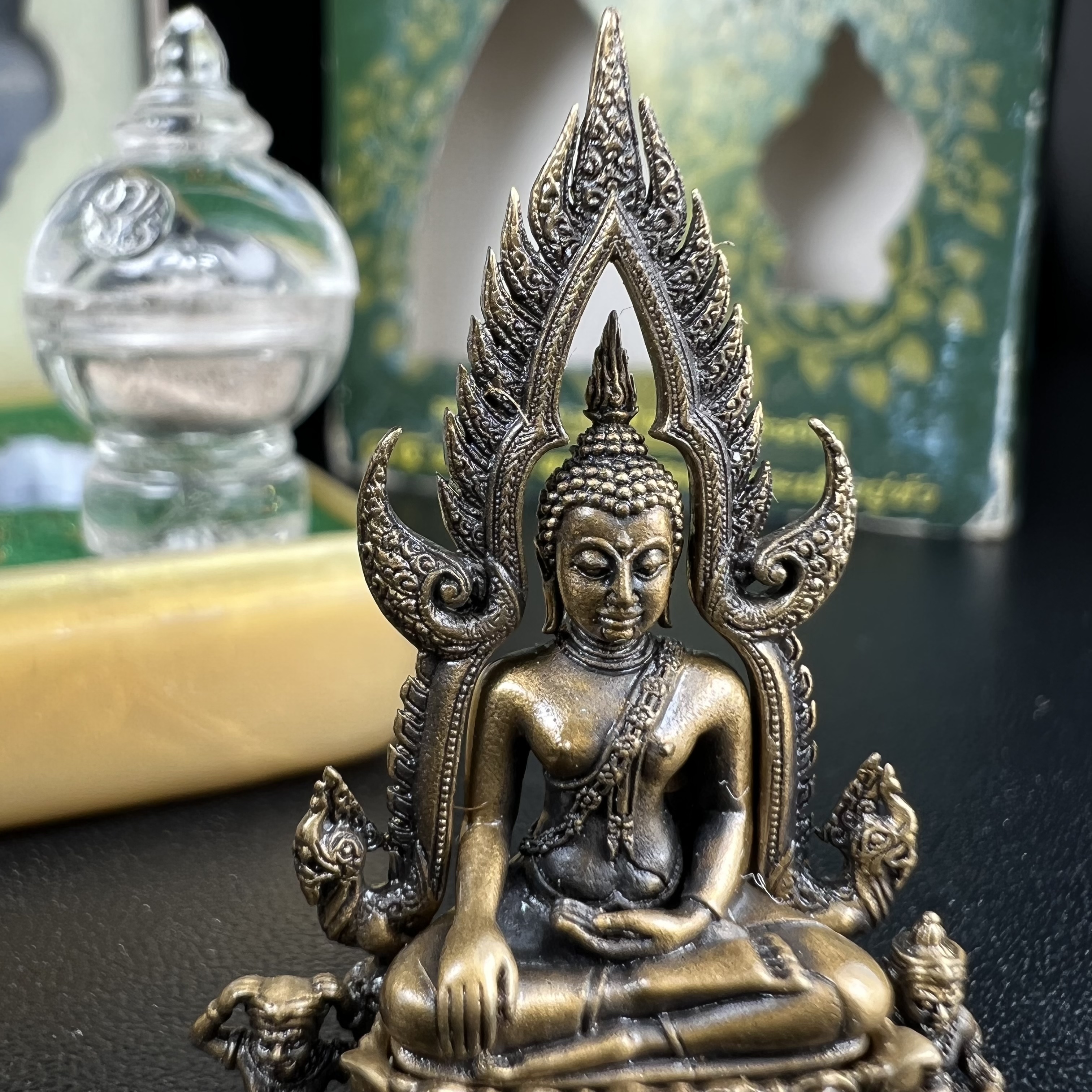 พระพุทธชินราช(จำลอง) ภปร 84 พรรษา เนื้อบรอนซ์รมดำซาติน พิมพ์กลางขนาดหน้าตัก 1/2 นิ้ว )(พระราชทานมวลสาร จิตรลดาและเส้นพระเจ้า(เส้นผม)รัชกาลที่9)