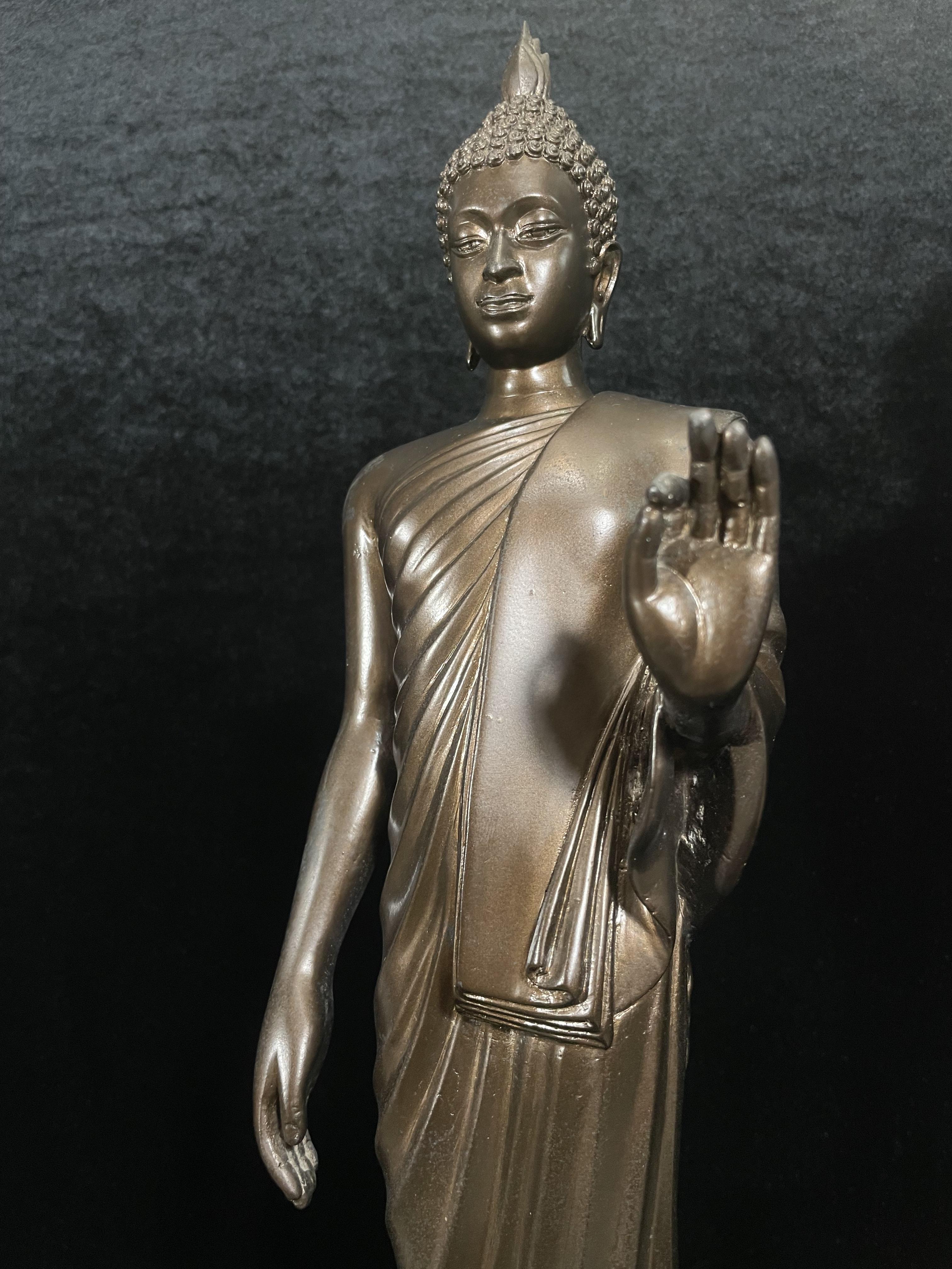 พระบูชา 25พุทธศตวรรษ พระศรีศากยะทศพลญาณ ประธานพุทธมณฑลสุทรรศน์ ปี2530 ตราสัญลักษณ์ ในมหาวาระพระชนมพรรษา ครบ 5 รอบ 60 พรรษา เมื่อ 5 ธันวาคม ปี 2530 หมายเลข (๑๕)๔๐๕ (เลขสวยผลรวมได้ 9 เจริญก้าวหน้าในทุกๆด้าน) ขนาดความสูง 15 นิ้ว รวมฐานสูง 18 นิ้ว(นิยมหายาก)