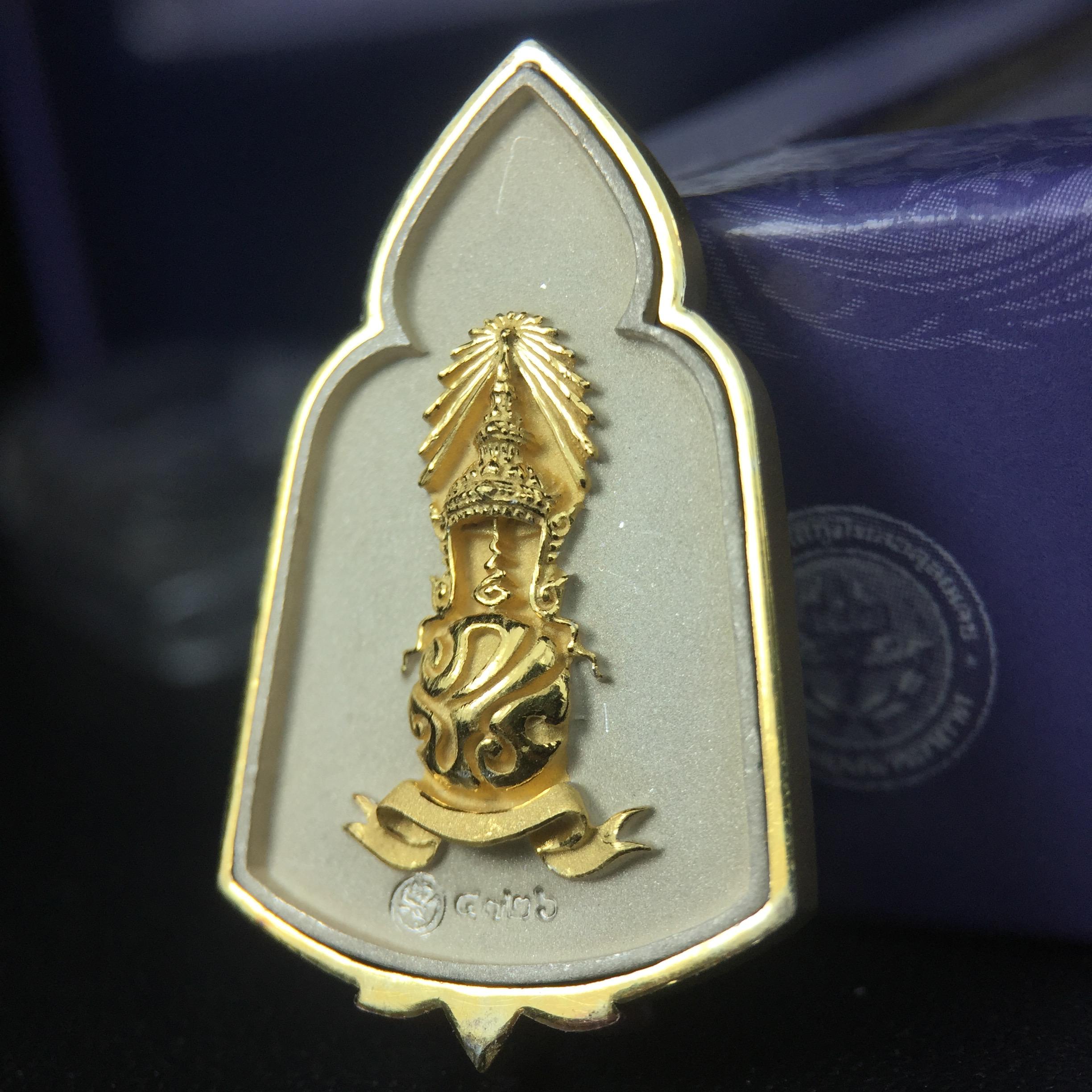 พระแก้วมรกต ภปร. ปี2547 จัดสร้างโดย รพ.ภูมิพลฯ เนื้อเงิน (3 กษัตริย์)เหรียญทรงซุ้ม ขนาด 20*33 มม.งดงามทรงคุณค่าอีกหนึ่งรุ่นยอดนิยม หายาก