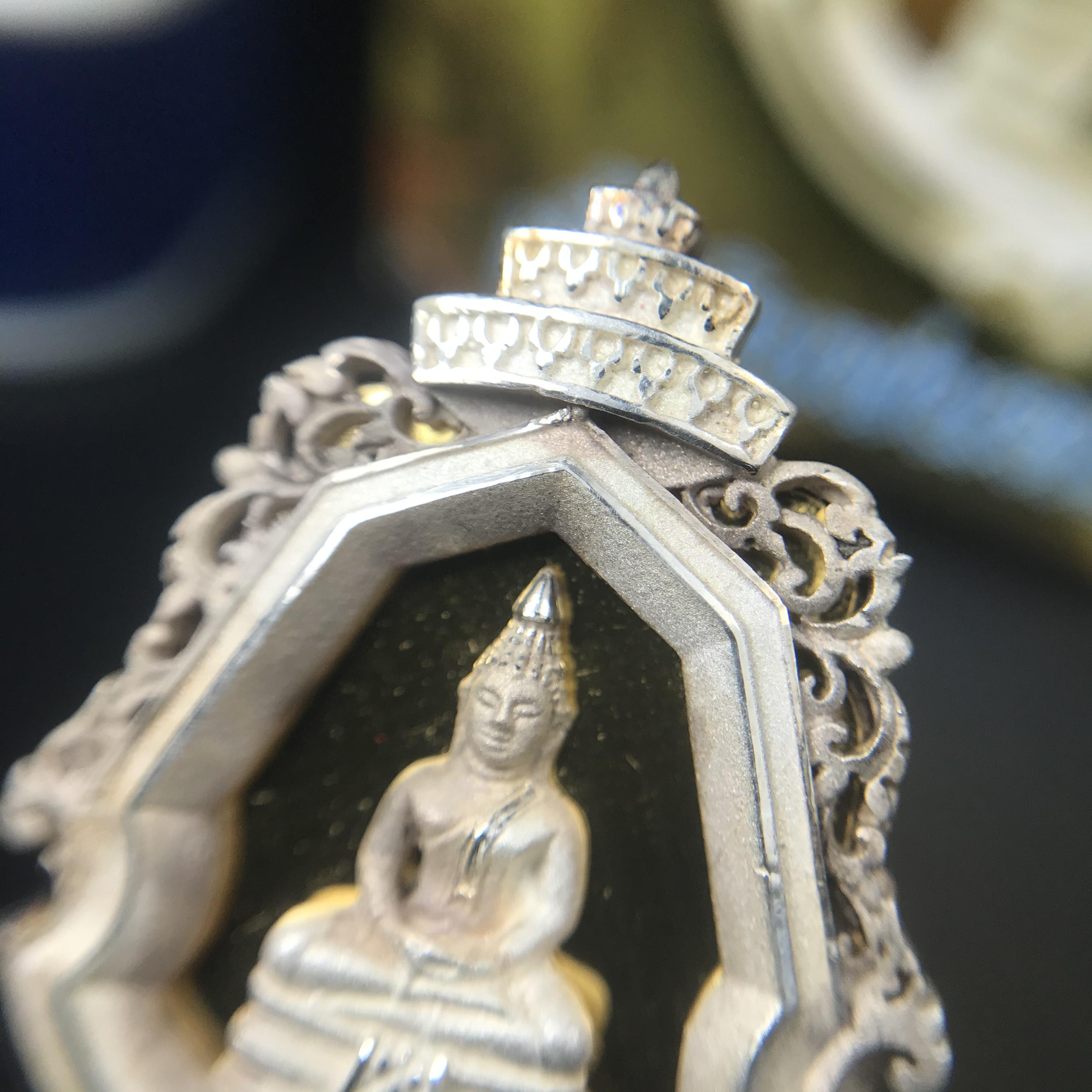 พระพุทธโสธร รุ่นมหามงคล ปี 2547 เหรียญหล่อพระพุทธโสธรลายไทย พระนามย่อ ญ.ส.ส. (พิมพ์ใหญ่) สูง 2.9 ซม.เนื้อเงินพ่นทรายขัดเงา พร้อมกล่องบรรจุเดิมครบ(1ใน 2,499องค์)