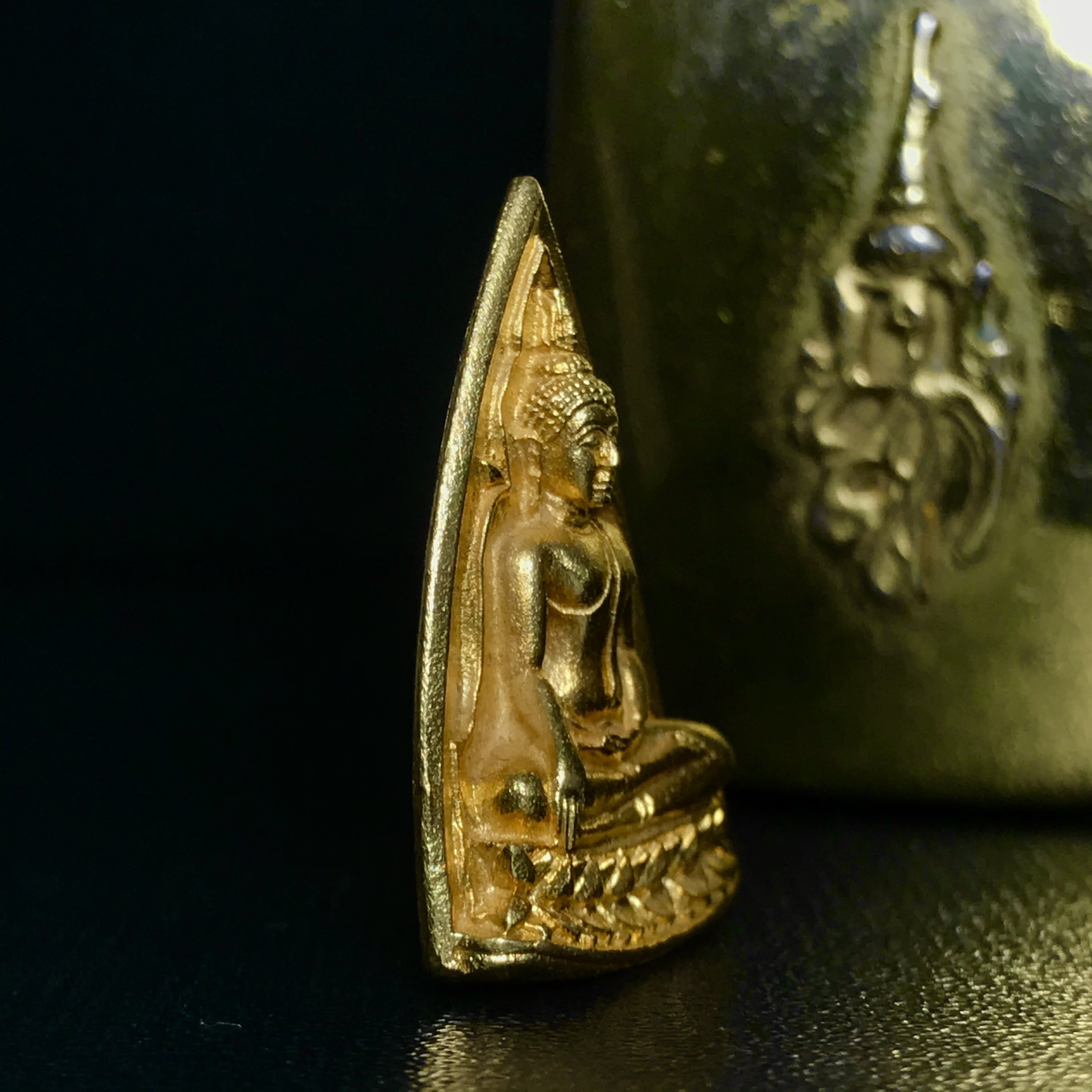 พระสมเด็จนางพญา ส.ก. ปี2535 เนื้อทองคำ พิมพ์ใหญ่ 5รอบพระราชินี หลวงปู่โต๊ะปลุกเสก(ในหลวงและพระราชินีเสด็จในพิธี) พร้อมกล่องบรรจุเดิม(นิยม)