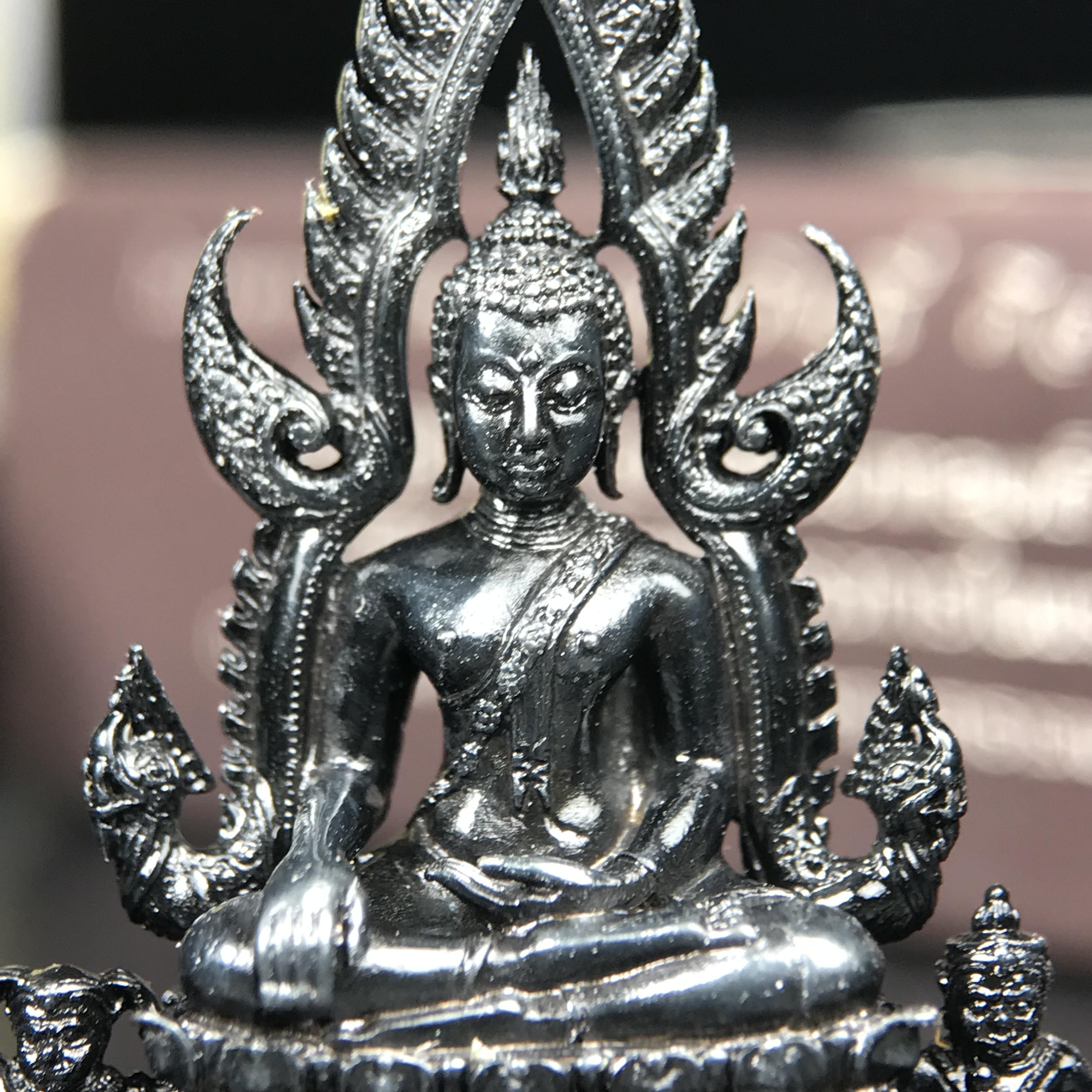 พระพุทธชินราช ภปร. โครงการ "เพราะแผ่นดินนี้ คือ แผ่นดินเกิด" ปี2548(รุ่นแรก) ลอยองค์ หน้าตัก 1/2 นิ้ว(ขนาด 3.5 x 2.5 ซม.) เนื้อเงินรมดำ(พุทธศิลป์จำลองเมื่อครั้งลอกทอง ครั้งที่3 เมื่อปี2547 ร้อยปีจะมีสักครั้ง "พระพุทธชินราชองค์ดำ")