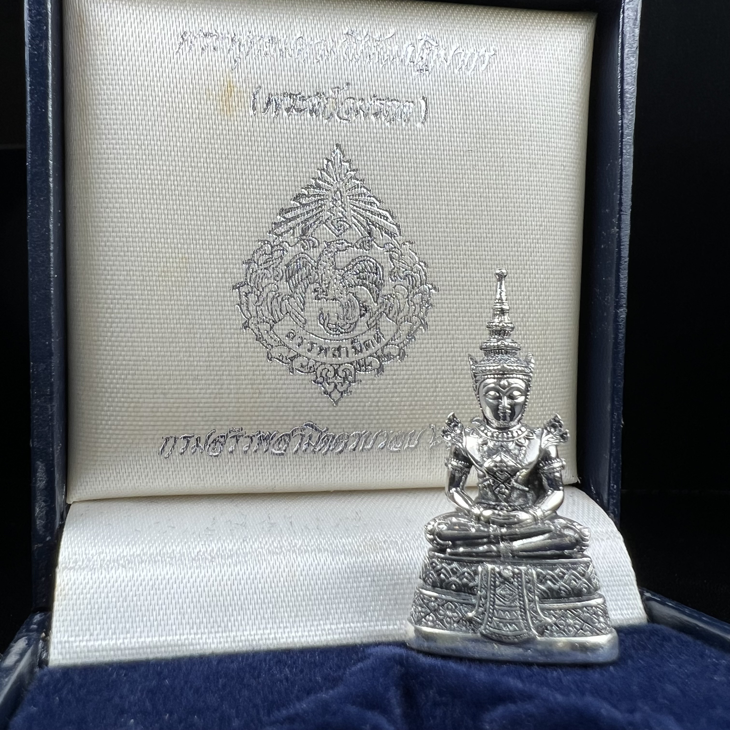 พระแก้วมรกต กรมสรรพสามิตจัดสร้างขึ้นเนื่องในโอกาสครบรอบ 64 ปีของกรมสรรพสามิต และเนื่องในวโรกาสที่พระบาทสมเด็จพระเจ้าอยู่หัวทรงครองราชย์ครบ 50 ปีในปีกาญจนาภิเษก เมื่อ พ.ศ.2539 เนื้อเงินรมดำขัดเงาพร้อมกล่องบรรจุเดิม