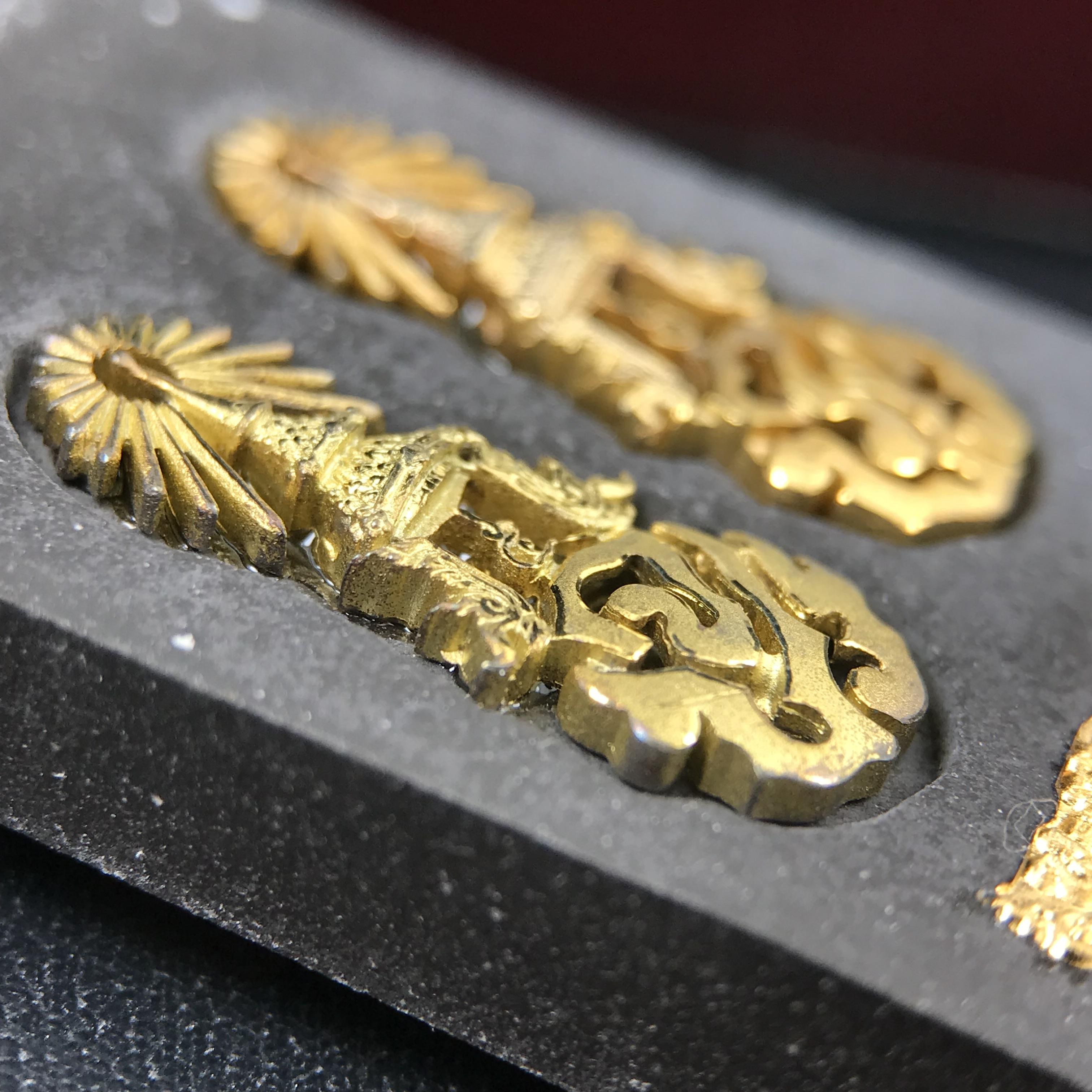 พระนิรันตรายสองกษัตริย์ มหาพุทธานุภาพแห่งแผ่นดิน ปี 2552 "พระผู้ปกป้องคุ้มครองจากภัยอันตรายทั้งปวง" พระผงพิมพ์สมเด็จหน้าปัดทอง สีดำด้านหลังฝังโลหะเงินชุบทอง เชิญอักษรพระปรมาภิไธยสองกษัตริย์(จปร.และ วปร.) พร้อมกล่องบรรจุเดิม องค์หมายเลข ๒๘๐