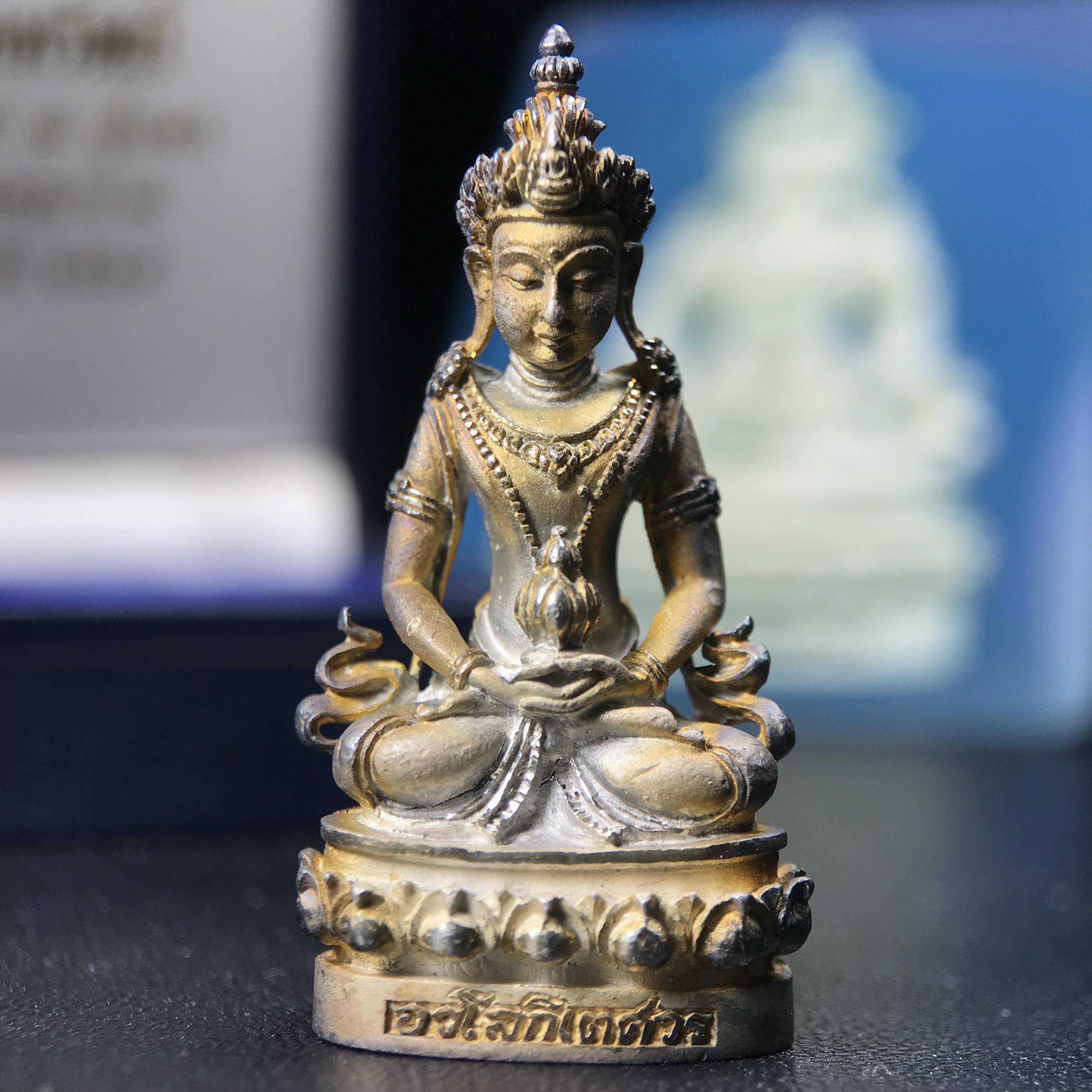 พระกริ่งอวโลกิเตศวร ( เจ้าแม่กวนอิม ) วัดโพธิ์แมนคุณาราม รุ่นอุดมโภคทรัพย์ พ.ศ.2539 เนื้อเงินพ่นทราย(ผิวเดิม ขึ้นสีรุ้งธรรมชาติ แบบนิยม เสน่ห์ของพระเนื้อเงิน) (พร้อมกล่องบรรจุการ์ดใบรับรองเดิมครบ)(อีกหนึ่งรุ่นยอดนิยม พุทธศิลป์สวยงดงาม)หายาก 1 ใน 5000 องค์