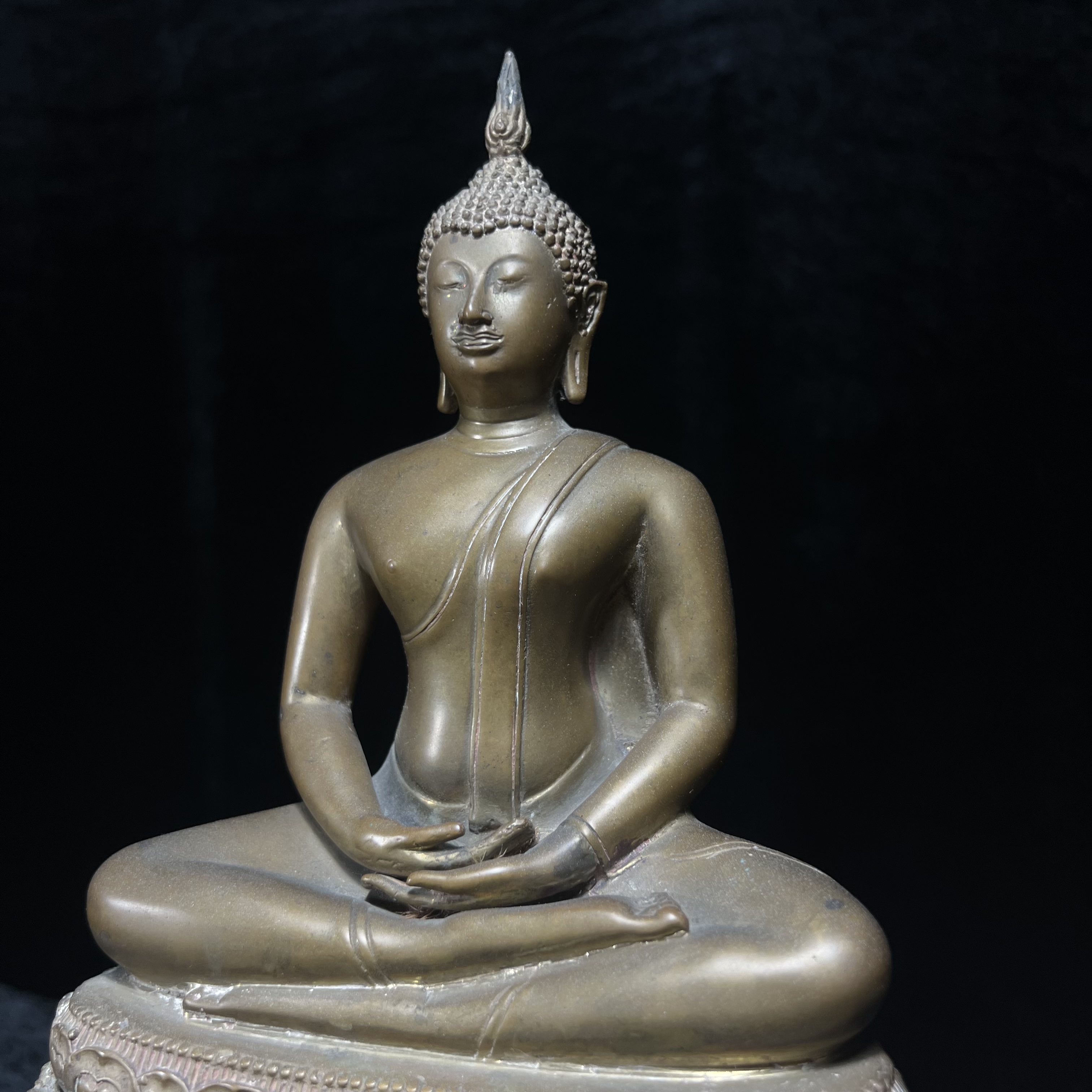 พระพุทธคมนาคมบพิธ (พระพุทธสิหิงค์จำลอง) ภปร. ครบรอบ 84 ปี กระทรวงคมนาคม พ.ศ.2539 หน้าตัก 5 นิ้ว เนื้อลำอู่แดง(หายาก)