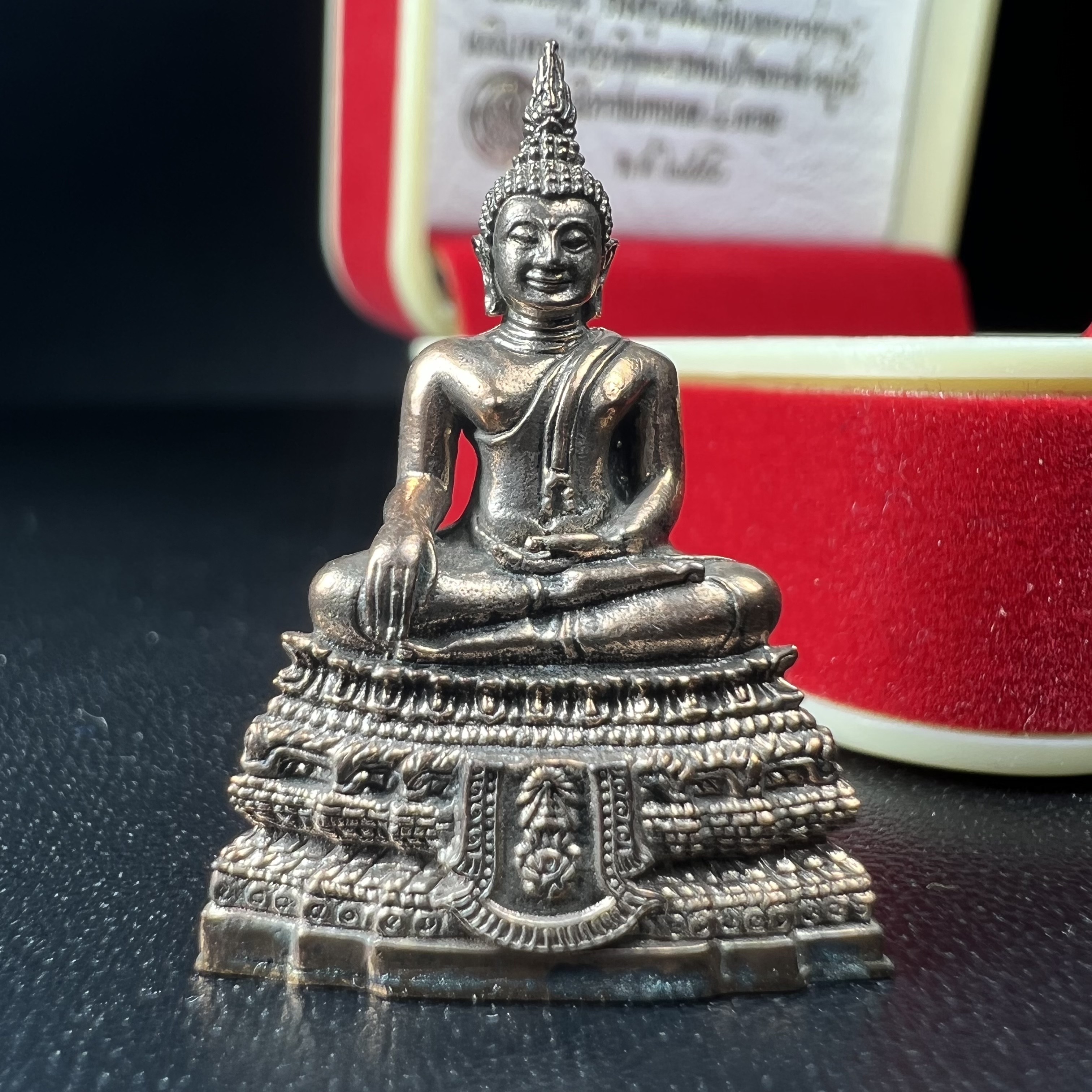 พระกริ่งพระพุทธชินสีห์ ภปร. (รุ่น2) เนื้อนวโลหะ กองทุนฟันเทียมพระราชทาน ในวโรกาสมหามงคล 80 พรรษา ปี 2550 (1 ใน 6499 องค์)