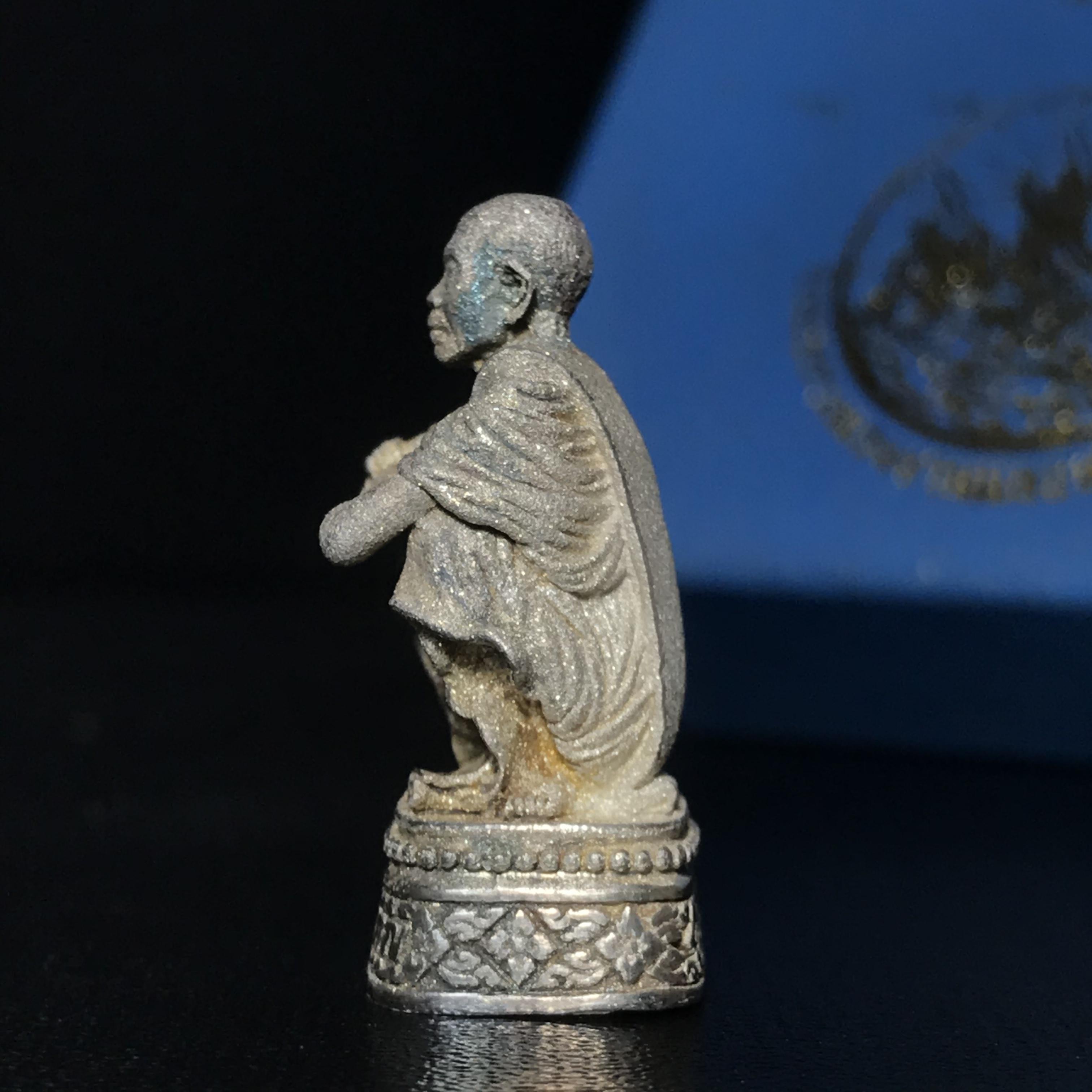 รูปหล่อหลวงพ่อคูณ รุ่นลาภ ยศ ทวีคูณ ปี2538 เนื้อเงินพ่นทรายประกายเพชร พร้อมกล่องบรรจุเดิมครบ(สภาพผิวเดิม นิยม)