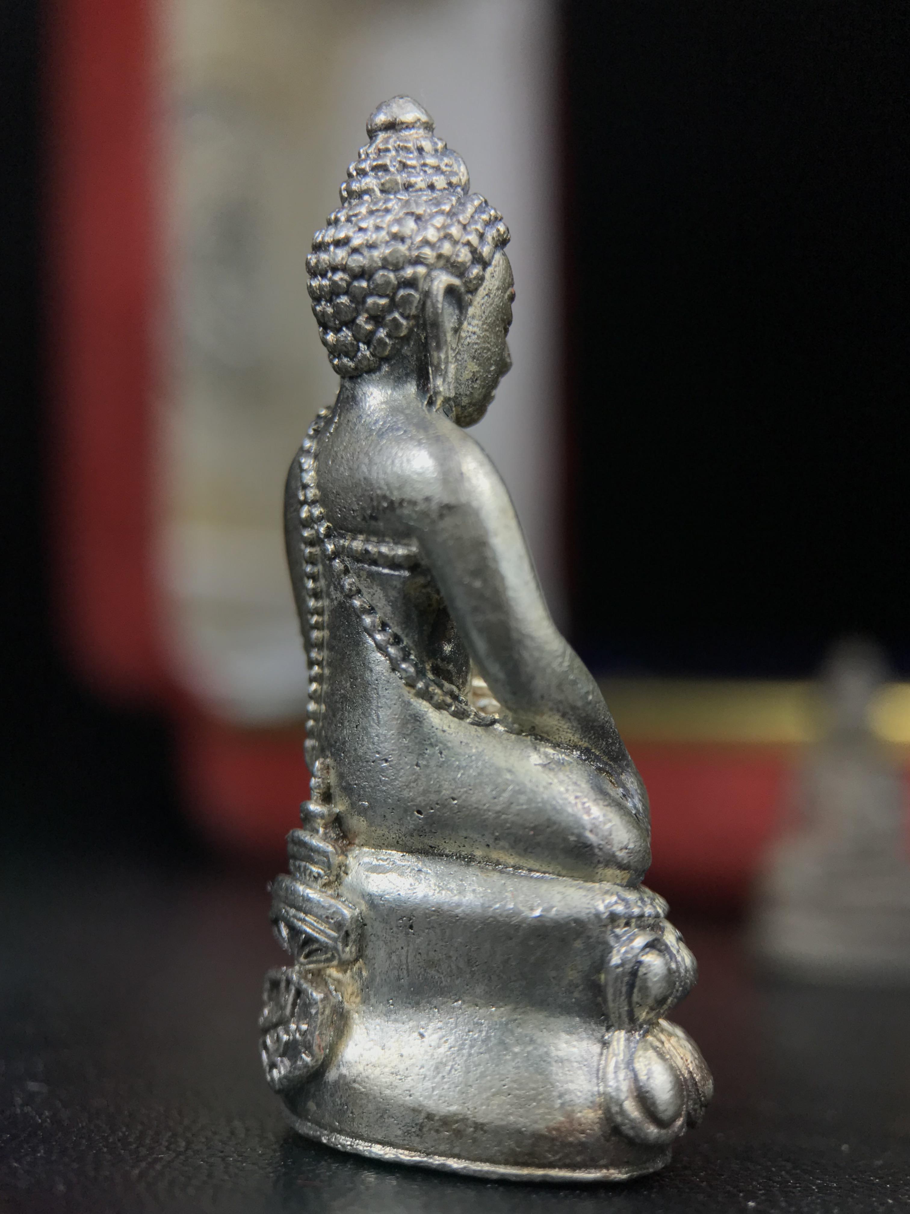 พระกริ่งฉลองพระชนมายุครบ 7 รอบ 84 พรรษา สมเด็จพระสังฆราช(วาสน์) วัดราชบพิธ พ.ศ.2525 เนื้อเงิน ผิวเดิมขึ้นน้ำทองสภาพสวยมาก ในกล่องชุดพิเศษกรรมการ พร้อมพระชัยวัฒน์ เนื้อนวโลหะ ครบชุดสมบูรณ์(งานแกะแม่พิมพ์โดย นายช่างเกษม มงคลเจริญ)(หายาก)