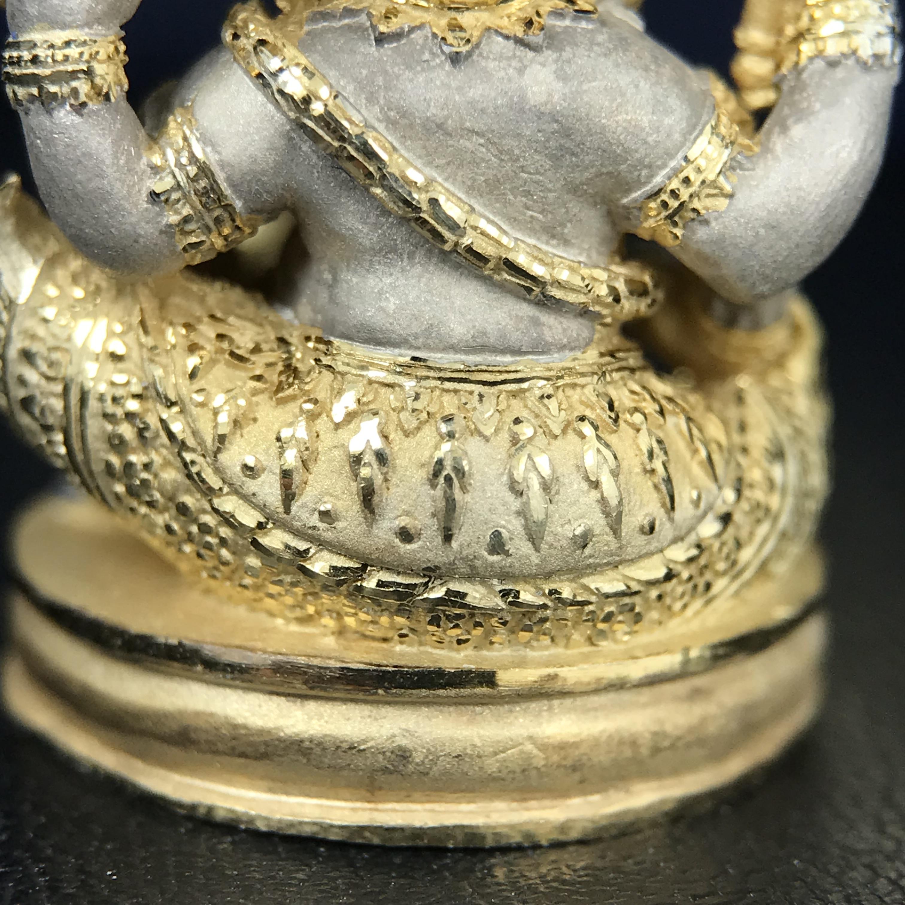 พระพิฆเนศ เทวสถานโบสถ์พราหมณ์ ปี 2539 รูปหล่อลอยองค์พระพิฆเณศวร เนื้อเงินสามกษัตริย์ ฝังพลอยน้ำเงิน(พ่นทรายขัดเงาบางส่วน) พิมพ์ใหญ่ขนาดประมาณ 1.8 * 2.5 ซม. ผลิตโดย บ.แพรนด้า จิวเวลรี่( พิธีใหญ่ พุทธศิลป์งดงาม)อีกหนึ่งรุ่นยอดนิยม (1 ใน 4999 องค์)หายาก