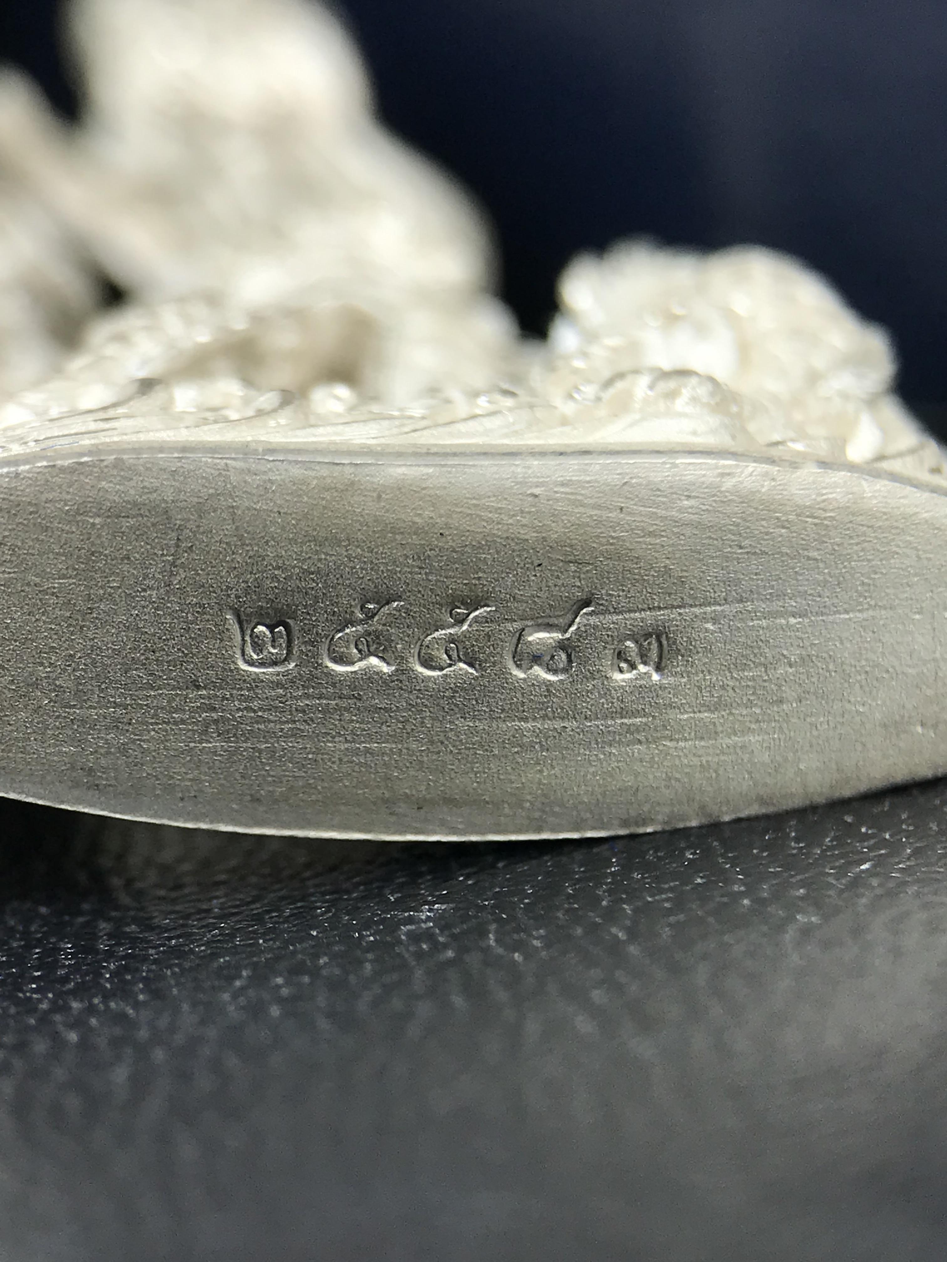 รูปหล่อลอยองค์พระโพธิสัตว์กวนอิม ทรงประทับมังกร จ.ระนอง เนื้อเงินพ่นทรายขัดเงาบางส่วน พิมพ์ใหญ่(สภาพผิว สวยงดงาม ทรงคุณค่า) เฉลิมฉลองในวโรกาสที่พระบาทสมเด็จพระเจ้าอยู่หัวทรงครองสิริราชสมบัติครบ 50 ปี จ.ระนอง พ.ศ.2539