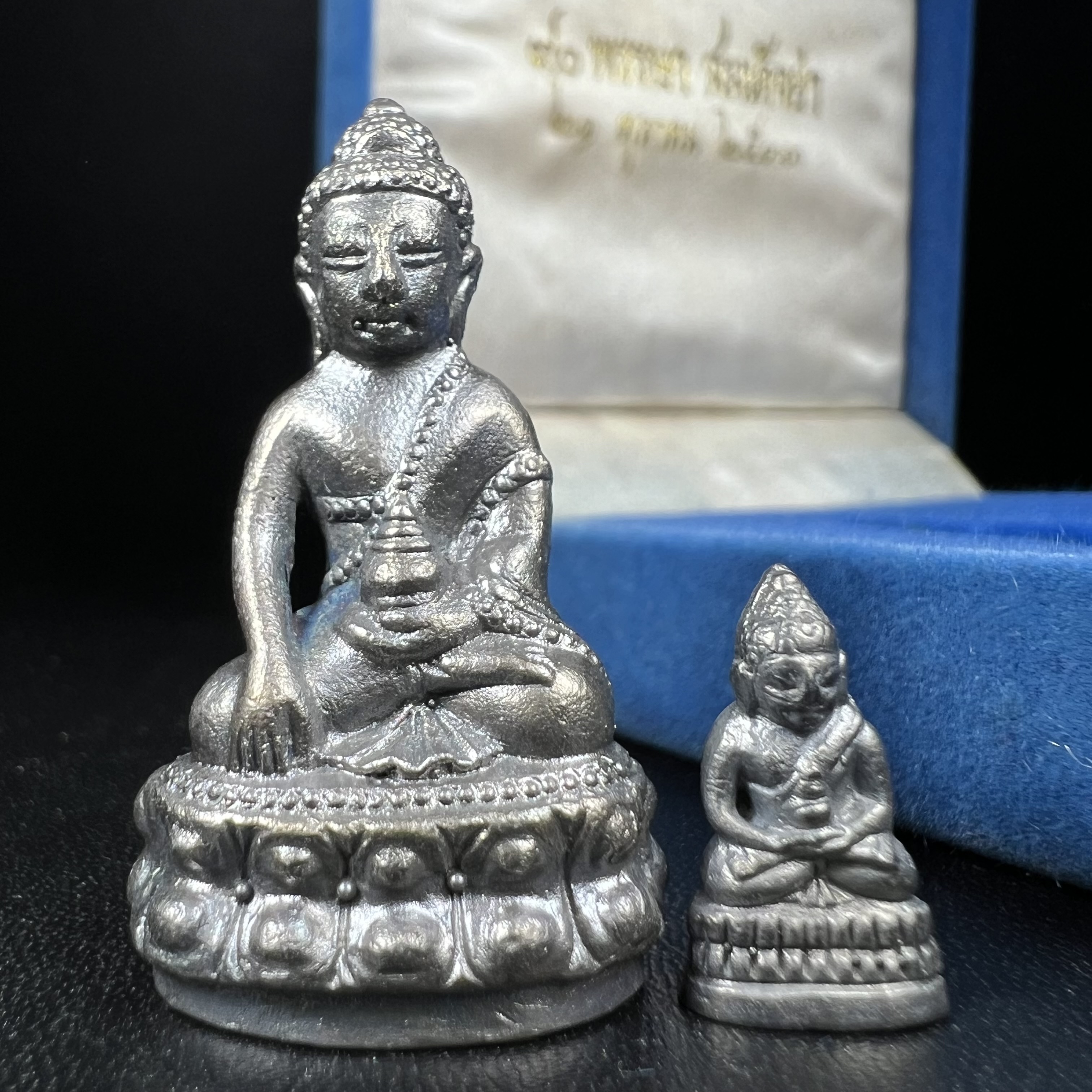 พระกริ่ง-พระชัยวัฒน์ สว. 90 พรรษาสมเด็จย่า ปี2533 เนื้อนวโลหะ(ผสมทองคำเยอะมากรุ่นนี้)(ในหลวงรัชกาลที่9เสด็จในพิธี)(หล่อแบบโบราณอุดมวลสาร 108 แบบฉบับพระกริ่งใหญ่สายวัดสุทัศน์ พระสังฆราช(แพ))(1 ใน 3000 ชุด) หายาก