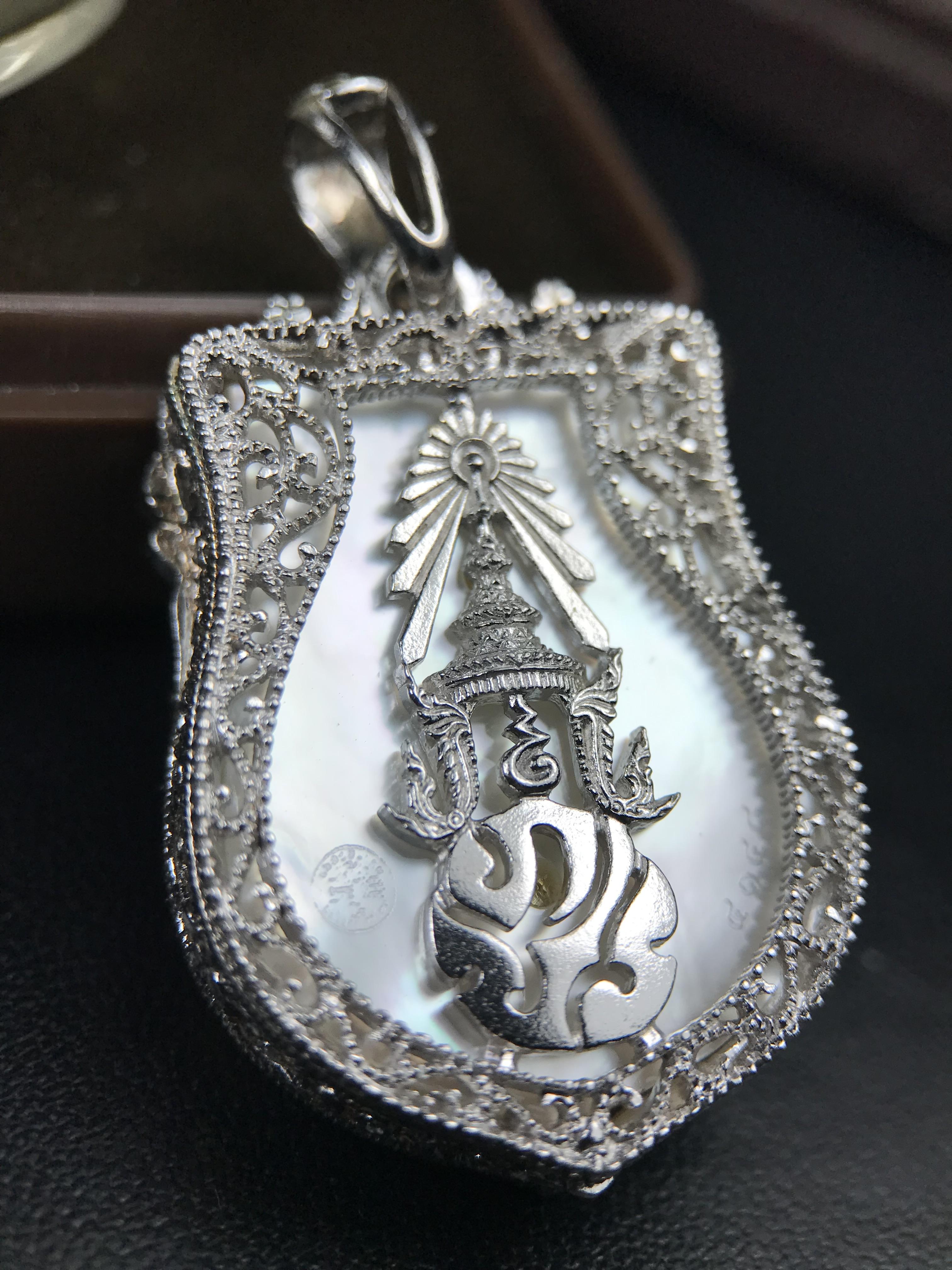 พระพุทธชินราช ภปร. โครงการ "เพราะแผ่นดินนี้ คือ แผ่นดินเกิด" ปี2548(รุ่นแรก) เหรียญทรงเสมา ขนาด 21 x 29 มม.เนื้อเงินสามกษัตริย์ องค์พระชุบสามกษัตริย์ ล้อมด้วยกรอบเงินชุบทองคำขาวสลักเสลาเป็นลวดลายละเอียดอ่อน ส่วนพื้นองค์พระเป็นเปลือกหอยมุขงดงาม