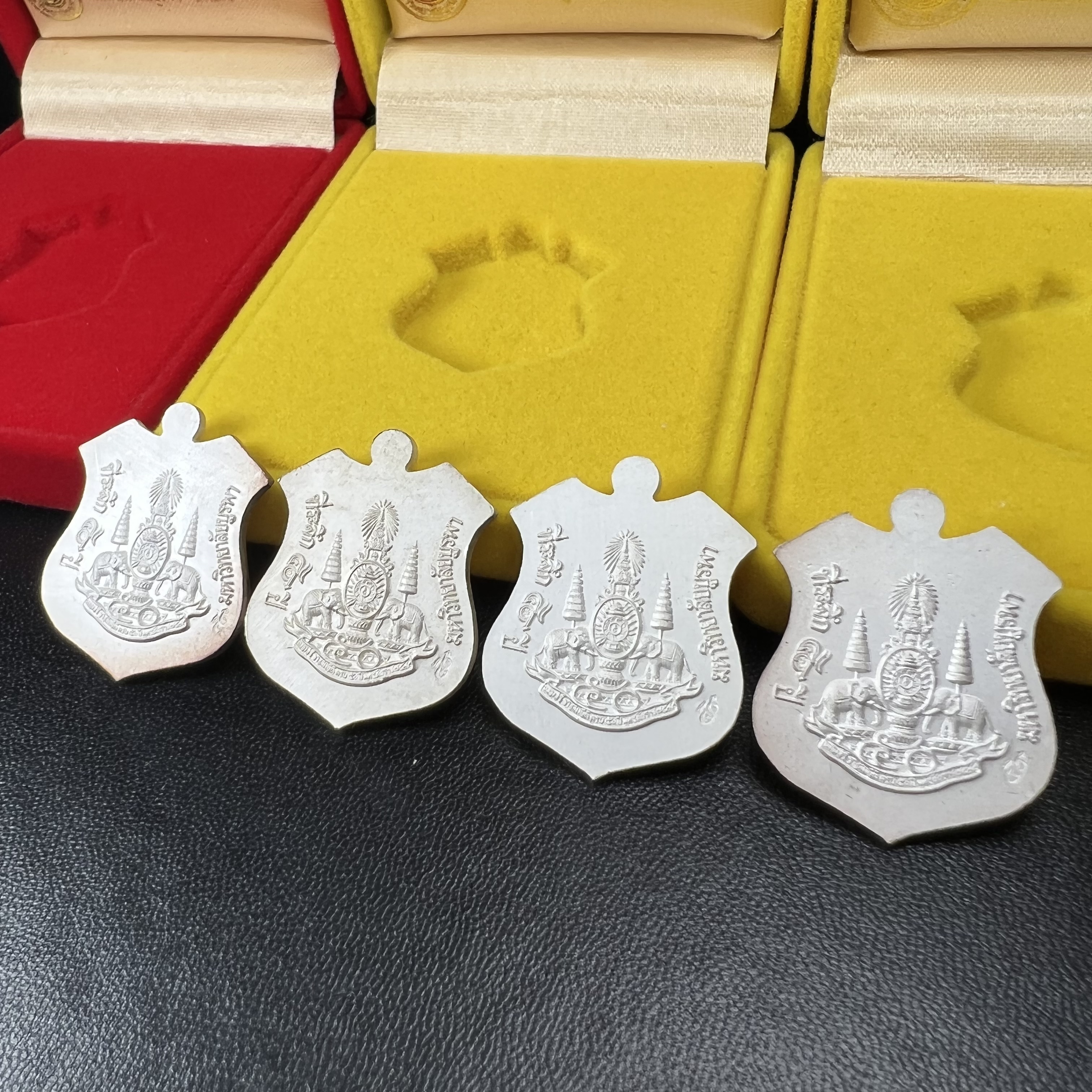 เหรียญหลวงพ่อโสธร ภปร. รุ่นกาญจนาภิเษก จัดสร้างในมงคลวโรกาสที่พระบาทสมเด็จพระเจ้าอยู่หัวรัชกาลที่9 เสด็จเถลิงถวัลย์สิริราชสมบัติ ครบ 50 ปี ในพุทธศักราช 2539 เนื้อเงินลงยา(สีแดง สีเหลือง สีน้ำเงิน สีเขียว)ครบชุดรวม 4 เหรียญ(พิธีใหญ่เข้มขลัง)1 ใน 9950 ชุด