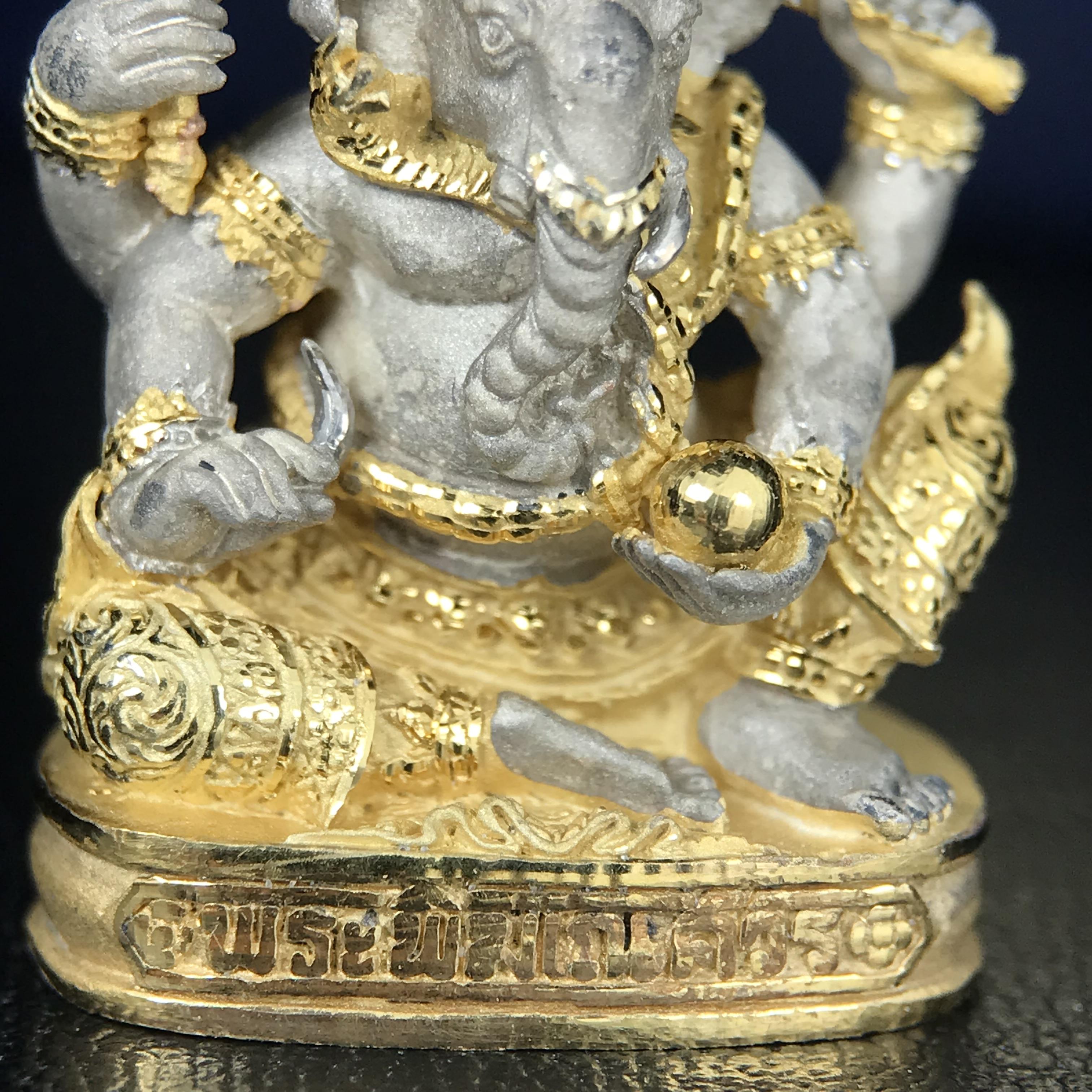 พระพิฆเนศ เทวสถานโบสถ์พราหมณ์ ปี 2539 รูปหล่อลอยองค์พระพิฆเณศวร เนื้อเงินสามกษัตริย์ ฝังพลอยน้ำเงิน(พ่นทรายขัดเงาบางส่วน) พิมพ์ใหญ่ขนาดประมาณ 1.8 * 2.5 ซม. ผลิตโดย บ.แพรนด้า จิวเวลรี่( พิธีใหญ่ พุทธศิลป์งดงาม)อีกหนึ่งรุ่นยอดนิยม (1 ใน 4999 องค์)หายาก