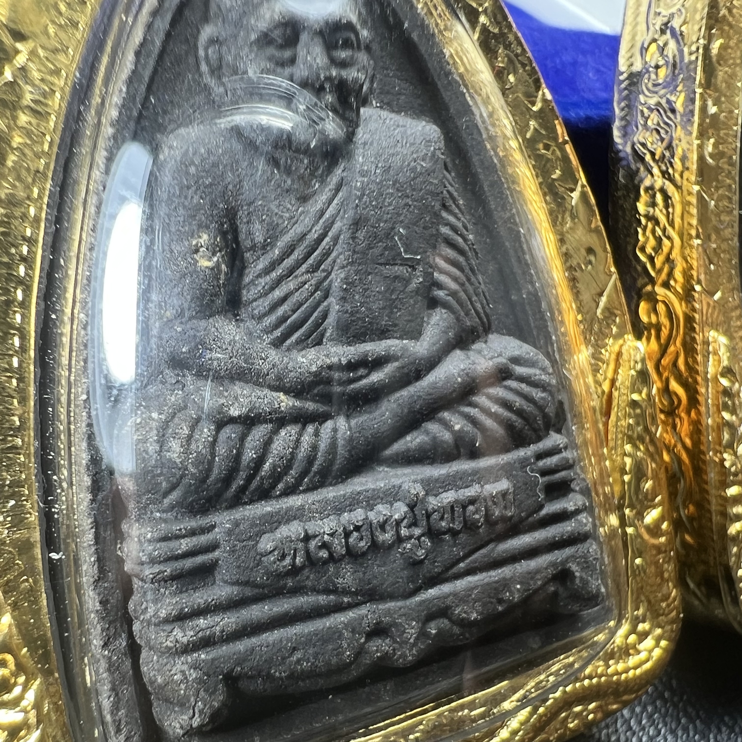 พระคู่ชุดของขวัญ พระหลวงปู่ทวด ภปร.ปี2547 ทรงกลีบบัวและกลีบขนุน(พิมพ์เตารีดและพิมพ์พระรอด)(ชนวนเก่า)เนื้อว่านด้านหลังมี ภปร. เป็นโลหะผสมสูง 3.3ซม.พิธีใหญ่ มวลสารดี ปลุกเสกวัดพระแก้ว(พร้อมกล่องบรรจุเดิม งานเลี่ยมกรอบเดิมจากผู้จัดสร้างห่อหุ้มด้วยทองนพเกล้า)