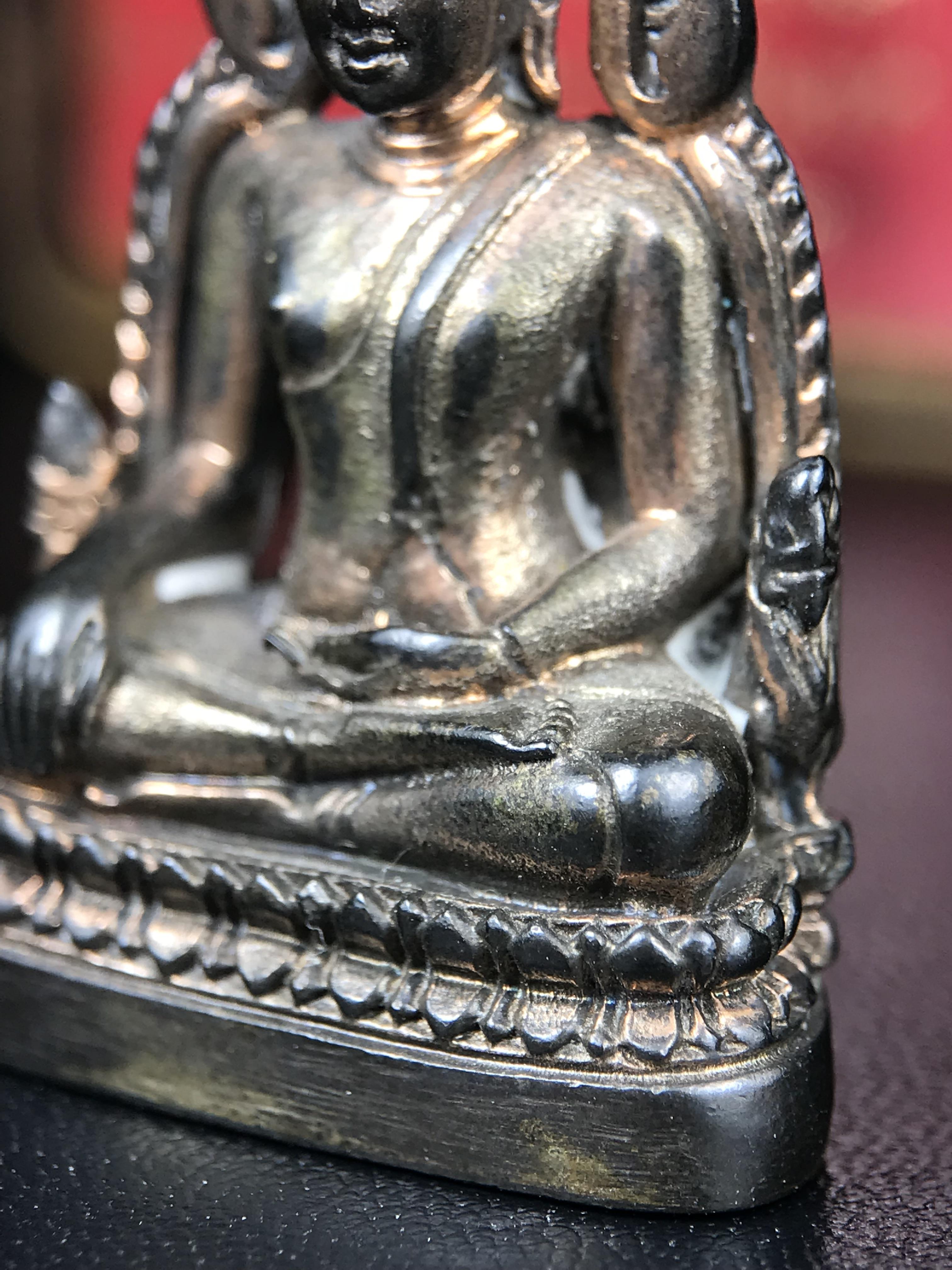 พระพุทธชินราชอินโดจีนมหาจักรพรรดิ อนุสรณ์ 100 ปี พิษณุโลกพิทยาคม (โรงเรียนชาย) พิธีจักรพรรดิมหาพุทธาภิเษก ปี 2542 เนื้อนวโลหะ(เต็มสูตรแก่ทองคำ) พิธีใหญ่มวลสารดีเกจิอาจารย์ยอดนิยมร่วมปลุกเสก*** ตอกโค้ดและหมายเลข*** 1 ใน 999 องค์ ยอดนิยมหายาก