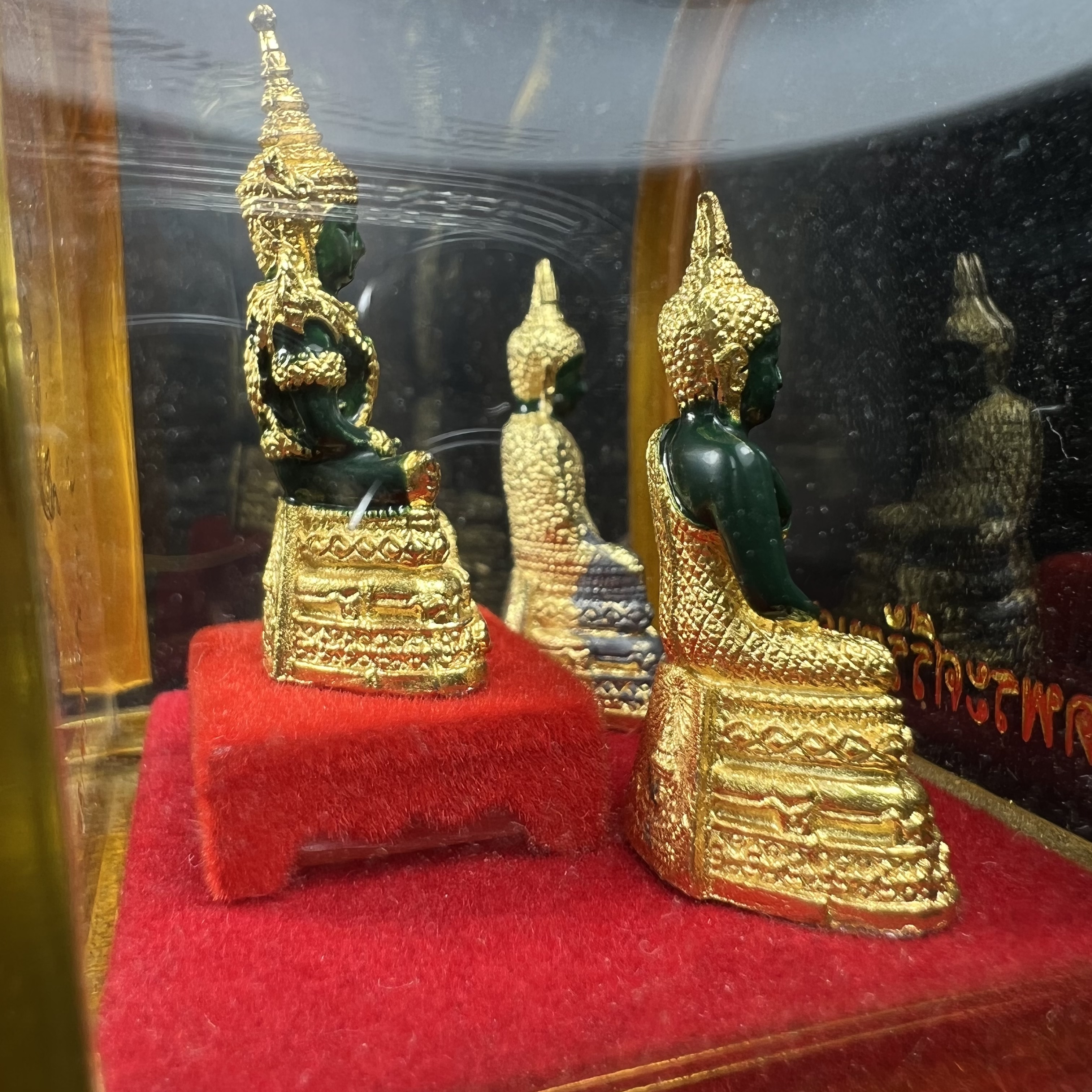 พระพุทธมหามณีรัตนปฏิมากร(พระแก้วมรกต) วัดพระศรีรัตนศาสดาราม สำนักพระราชวัง จัดสร้าง พิมพ์ทรงเครื่อง 3 ฤดู(ร้อน ฝน หนาว) หน้าตัก 1 นิ้วพร้อมครอบตู้เดิม(บรรจุมวลสารใต้ฐาน)