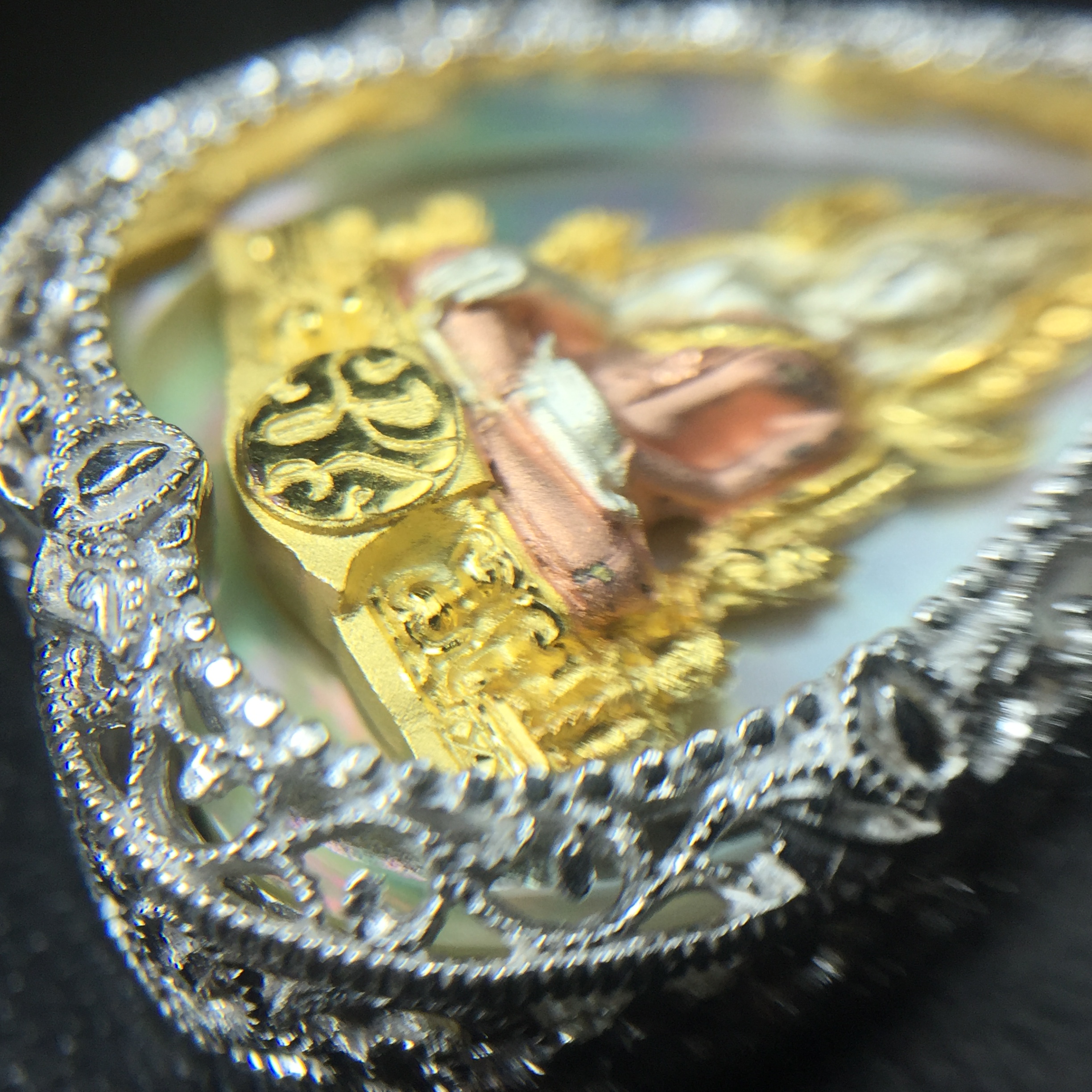 พระพุทธชินราช ภปร. โครงการ "เพราะแผ่นดินนี้ คือ แผ่นดินเกิด" ปี2548(รุ่นแรก) เหรียญทรงใบโพธิ์ ขนาด 21 x 29 มม. เนื้อเงินสามกษัตริย์ องค์พระชุบสามกษัตริย์ ล้อมด้วยกรอบเงินชุบทองคำขาวสลักเสลาเป็นลวดลายละเอียดอ่อน ส่วนพื้นองค์พระเป็นเปลือกหอยมุข