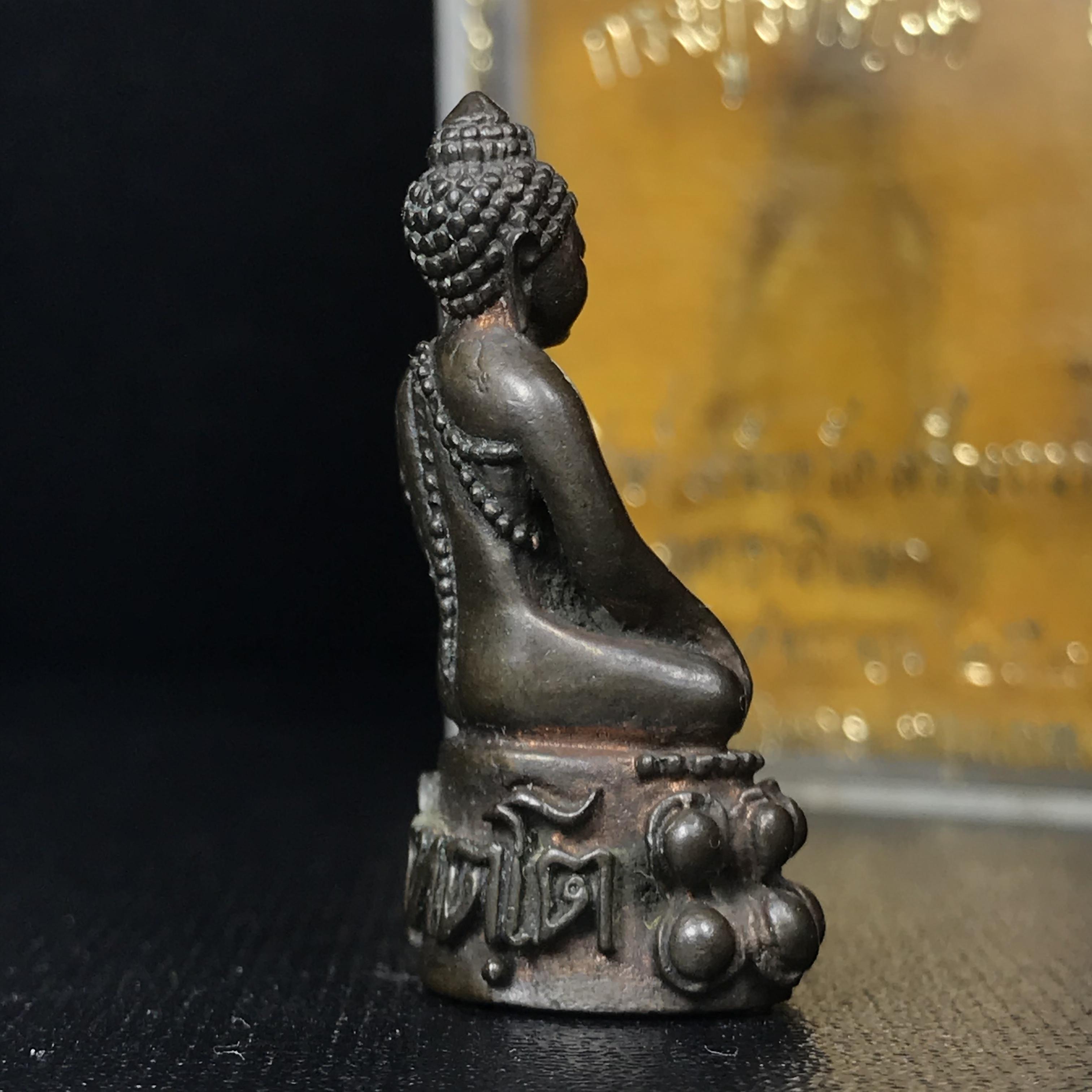 พระกริ่งภูริทัตโต (หลวงปู่มั่น ภูริทัตโต) เนื้อนวโลหะ ปี 2520 สุดยอดพระเกจิสายวิปัสสนากรรมฐานปลุกเสก (สมเด็จพระญาณสังวรเป็นประธานเททอง)(สภาพสวยครบกล่องเดิม)