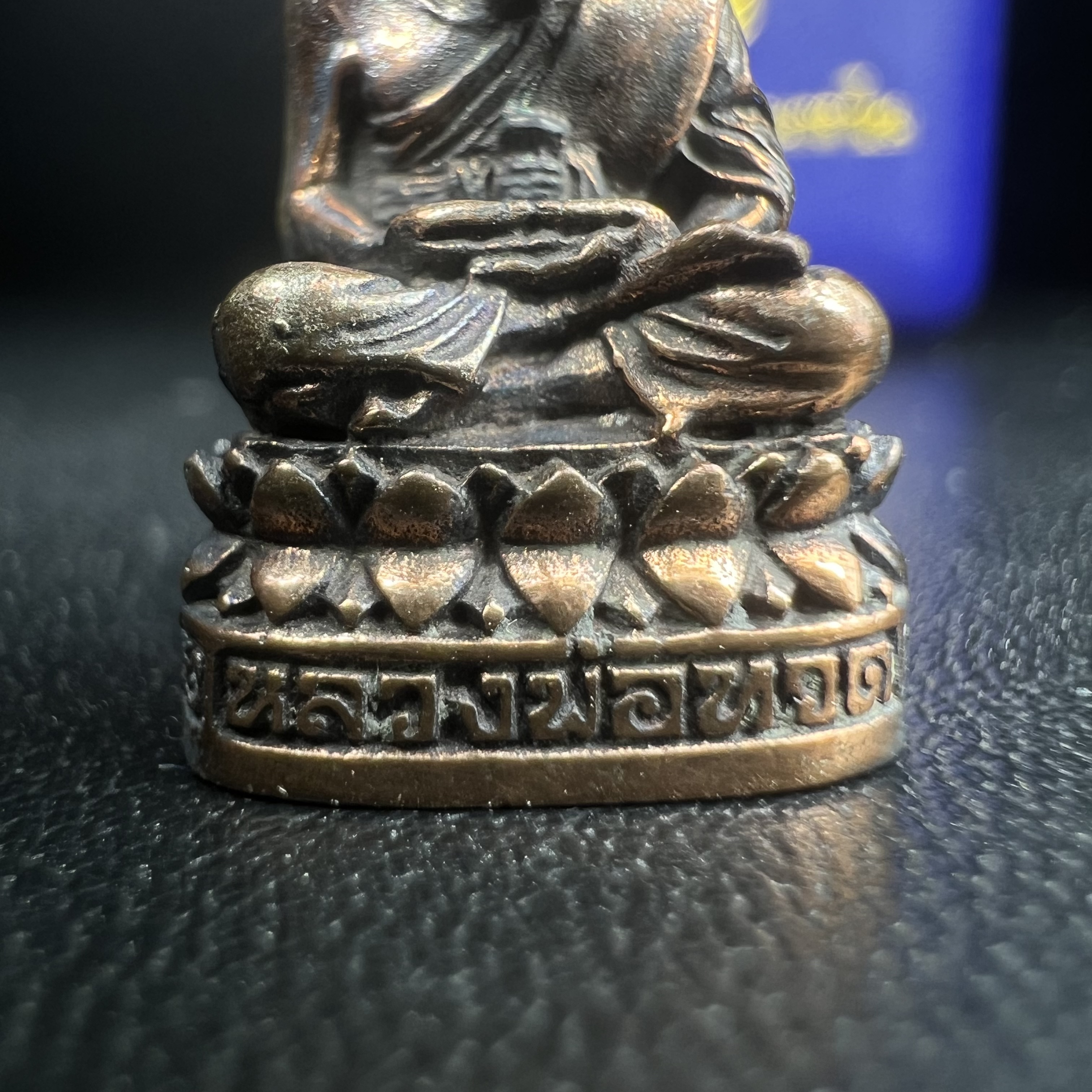 รูปเหมือนหล่อลอยองค์หลวงปู่ทวด รุ่น 111ปี กระทรวงกลาโหม เนื้อนวโลหะรมดำ-ปัดเงา ปี2540 พิธีใหญ่ เข้มขลัง นิยม พร้อมกล่องบรรจุเดิม(คัดสภาพสวยผิวเทพๆผิวรุ้งๆ)ทั้งพิธีทั้งพุทธศิลป์ทรงคุณค่าอีกหนึ่งรุ่นยอดนิยม