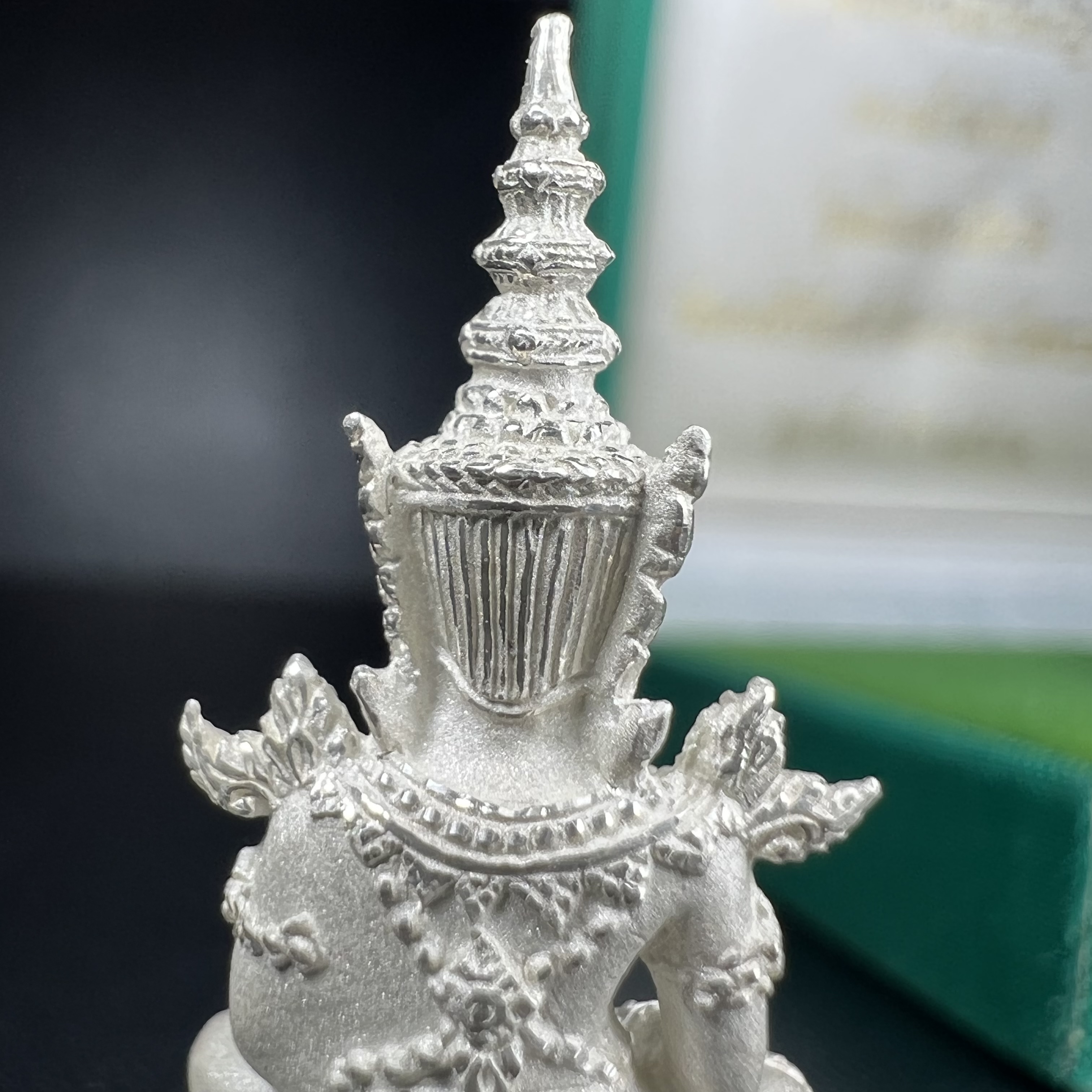 พระพุทธมหามณีรัตนปฎิมากร(พระแก้วมรกต)รุ่น เฉลิมพระเกียรติ วัดพระศรีรัตนศาสดาราม(วัดพระแก้ว) ปี2543 เนื้อเงินพิมพ์ใหญ่ลอยองค์ ฤดูร้อน กล่องบรรจุเดิมครบ หายากพบเจอน้อย