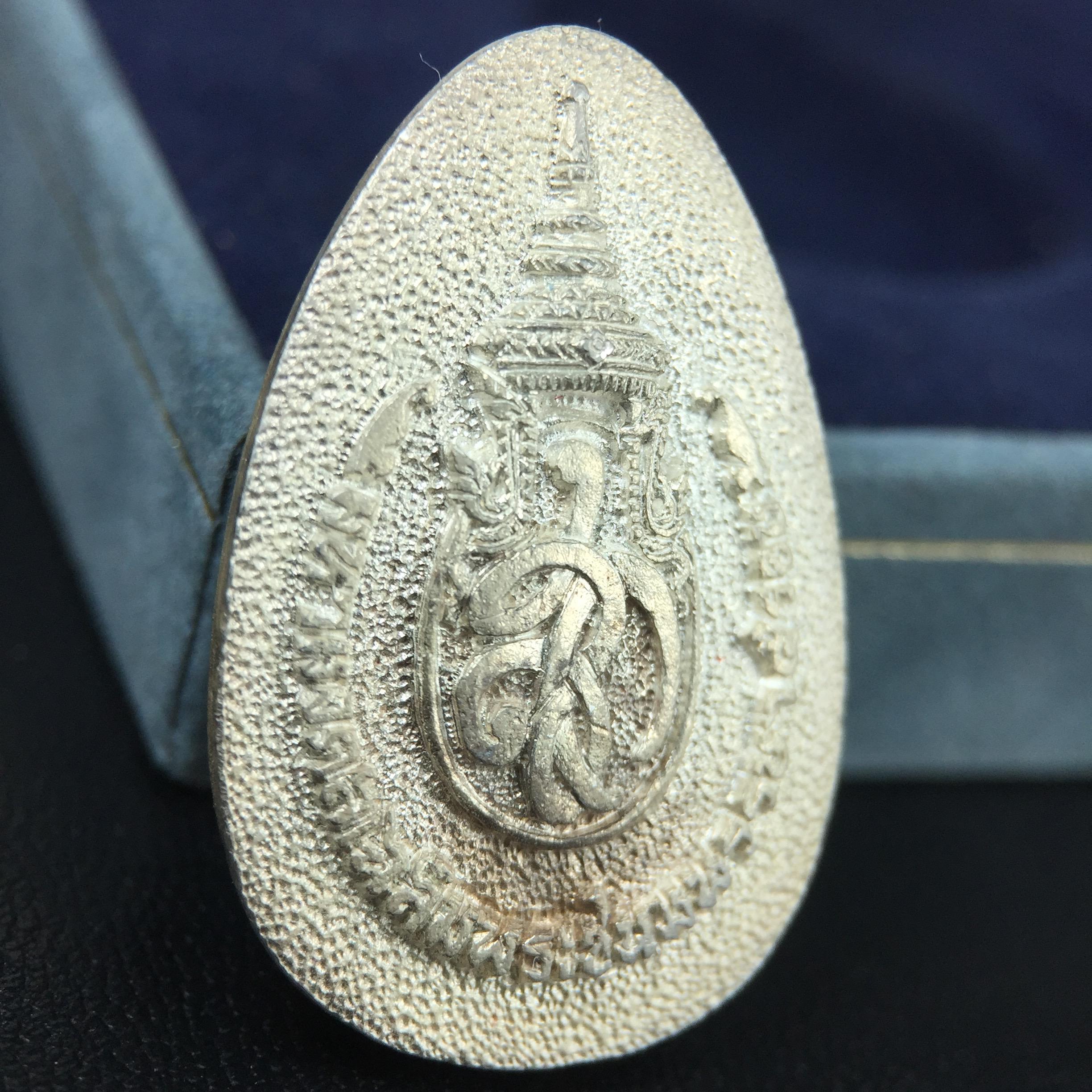 เหรียญพระไพรีพินาศตราสัญลักษณ์ หลัง สก มหามงคลเฉลิมพระชนมพรรษา 5 รอบ ครบ 60 พรรษาพระราชินีในหลวงรัชกาลที่ 9 ปี 2535 วัดบวรนิเวศวิหาร เนื้อเงิน(หมายเลข ๔๐๕)(เลขสวยผลรวมได้เลข 9 มหามงคลเจริญก้าวหน้าในทุกด้าน )พร้อมกล่องบรรจุเดิมสวยครบ(เนื้อเงินรุ่นนี้หายาก)