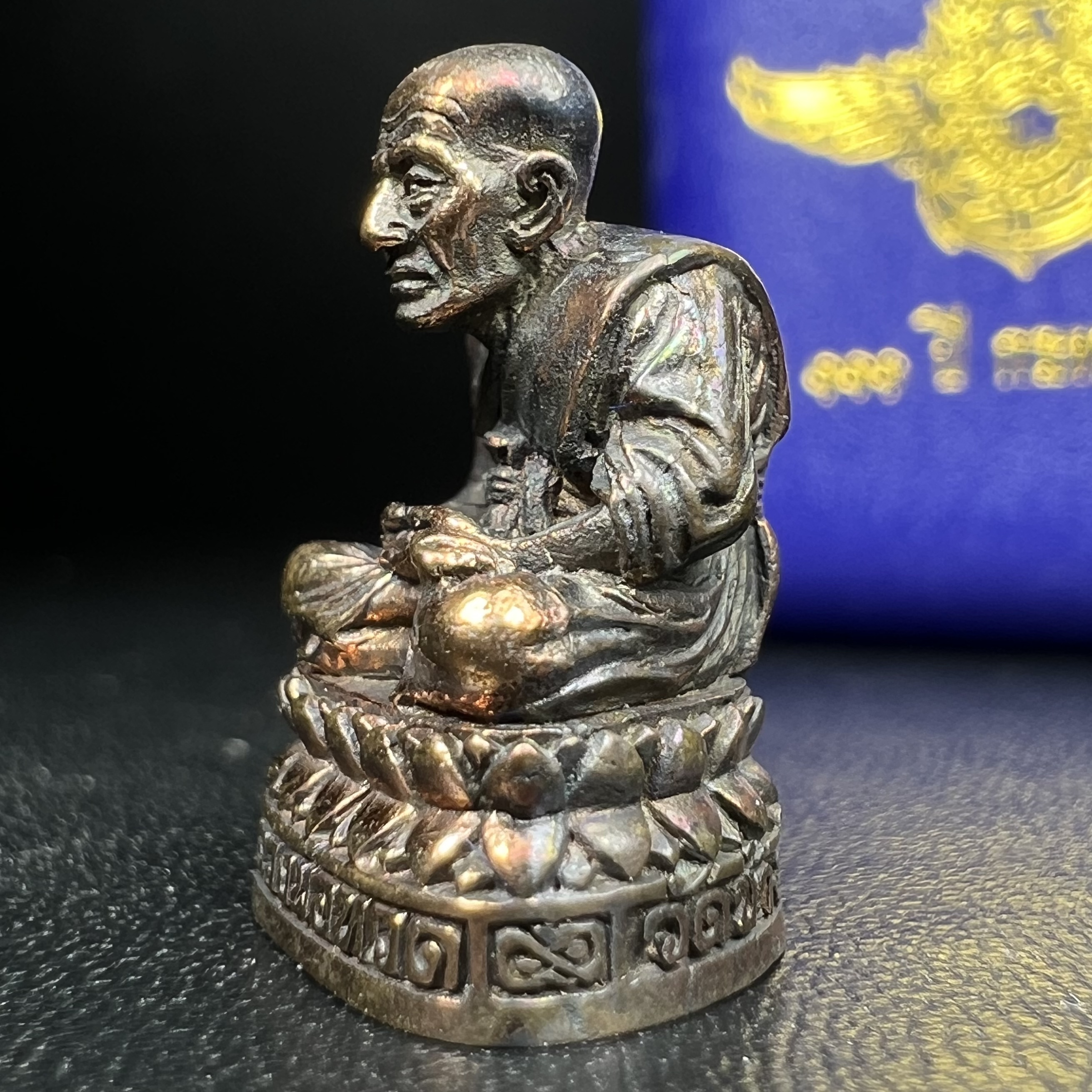 รูปเหมือนหล่อลอยองค์หลวงปู่ทวด รุ่น 111ปี กระทรวงกลาโหม เนื้อนวโลหะรมดำ-ปัดเงา ปี2540 พิธีใหญ่ เข้มขลัง นิยม พร้อมกล่องบรรจุเดิม(คัดสภาพสวยผิวเทพๆผิวรุ้งๆ)ทั้งพิธีทั้งพุทธศิลป์ทรงคุณค่าอีกหนึ่งรุ่นยอดนิยม