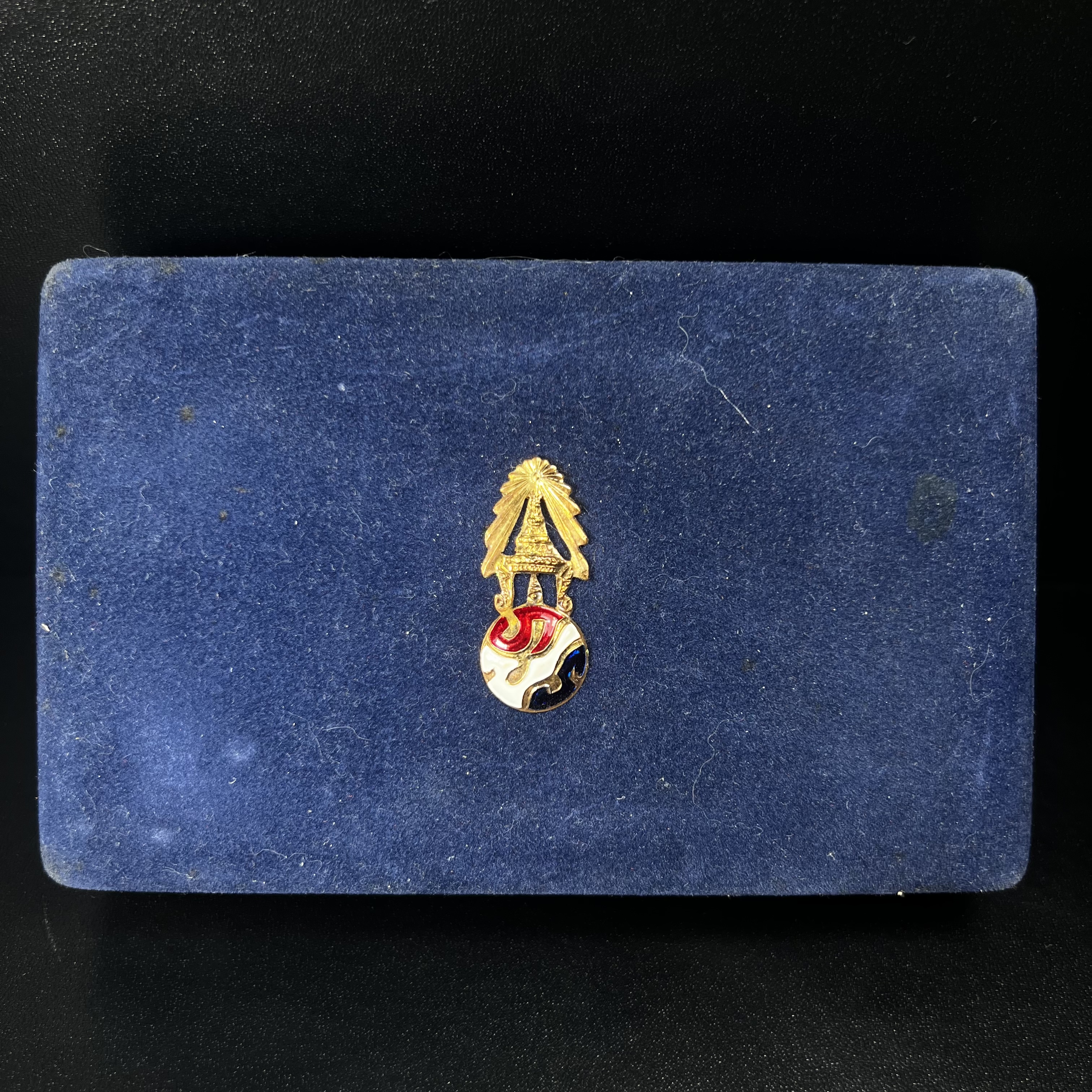 พระไพรีพินาศ ภปร. ครบ 5 รอบ ในหลวงรัชกาลที่ 9 ปี 2530(เนื้อผงพิมพ์ใหญ่) ชุดกรรมการ บรรจุจำนวน 10 องค์ ในกล่อง ตราสัญลักษณ์ ภปร.(ในหลวงรัชกาลที่9เสด็จในพิธีเจิมพระสุหร่าย)พระดี พิธีใหญ่ ประกอบพิธีพุทธาภิเษกพร้อมกับพิธีพระกริ่งปวเรศ ปี2530 วัดบวรนิเวศวิหาร