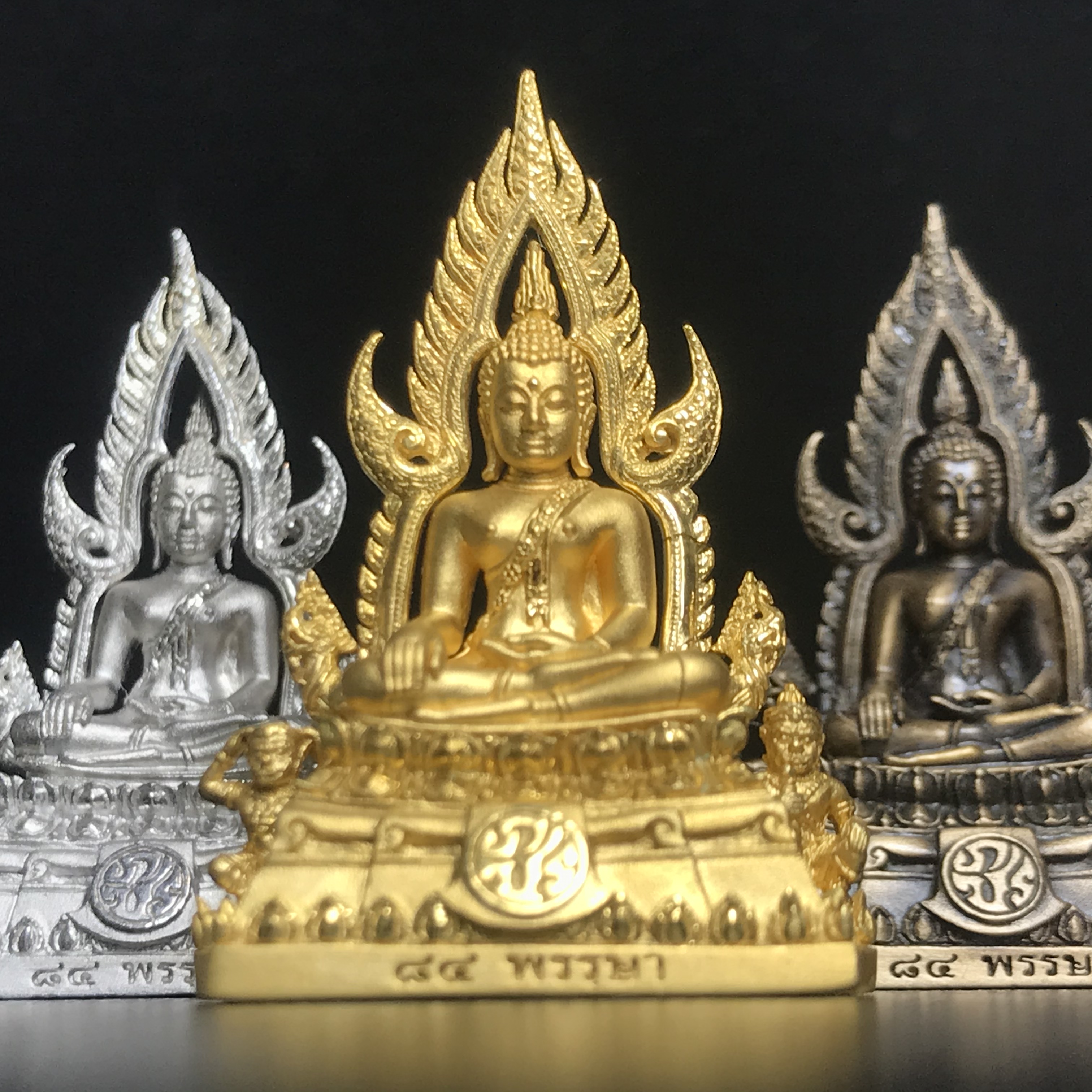 พระพุทธชินราช(จำลอง) ภปร. 84 พรรษา พิมพ์กลางขนาดหน้าตัก 1/2 นิ้ว(ครบชุด3องค์ เนื้อทองคำ+เนื้อเงินชุบทองคำขาว+เนื้อบรอนซ์รมดำซาติน)(พระราชทานมวลสาร จิตรลดาและเส้นพระเจ้า(เส้นผม)รัชกาลที่9)