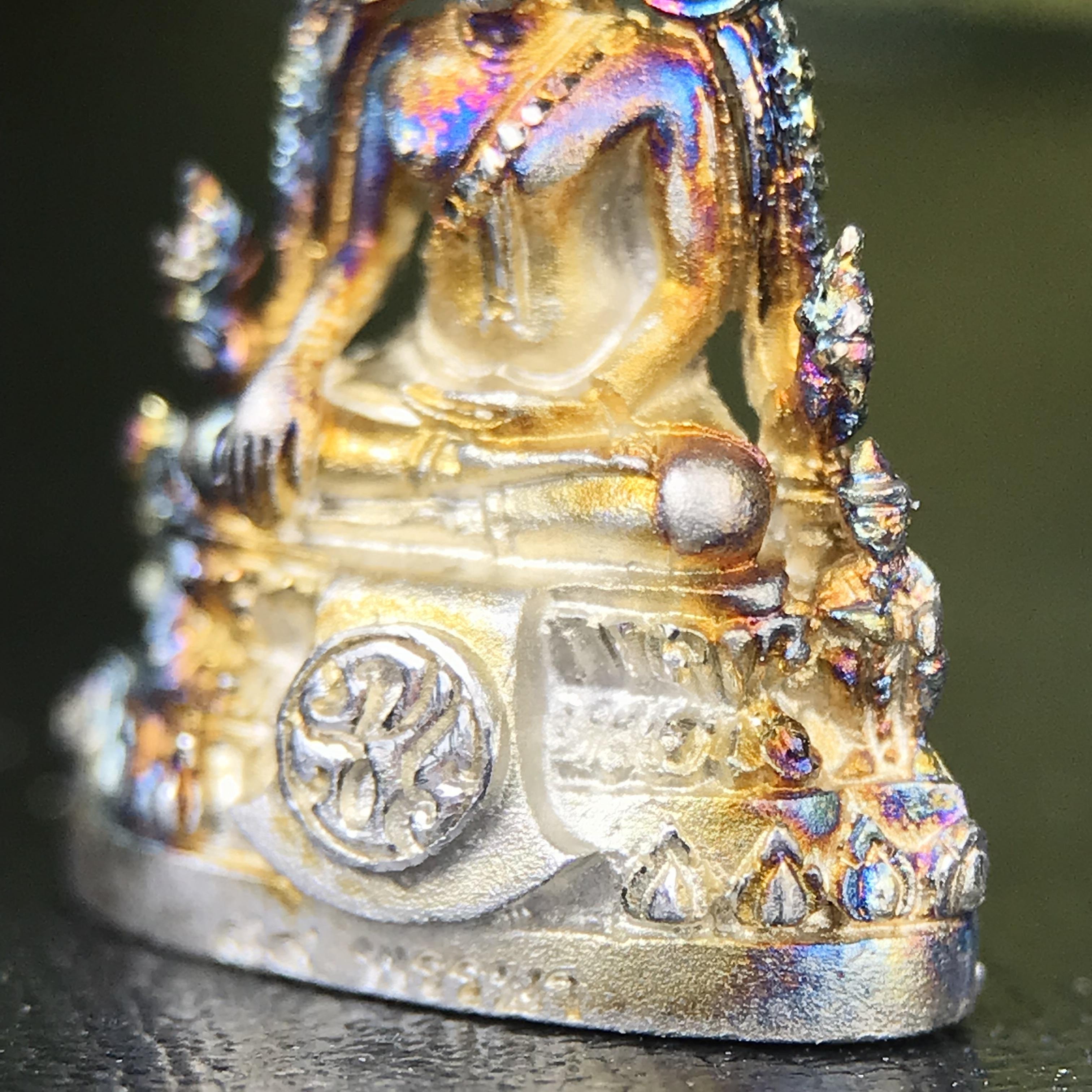 พระพุทธชินราช ภปร. 84 พรรษา พิมพ์เล็กขนาดหน้าตัก 1/4 นิ้ว(สูง 2.0 ซม.)เนื้อเงินชุบทองคำขาว (สภาพผิวเดิมสวย ขึ้นสีรุ้งธรรมชาติ แบบนิยม สวยมาก)(พระราชทานมวลสาร จิตรลดาและเส้นพระเจ้า(เส้นผม))พุทธศิลป์ทรงคุณค่าอีกหนึ่งรุ่นยอดนิยม