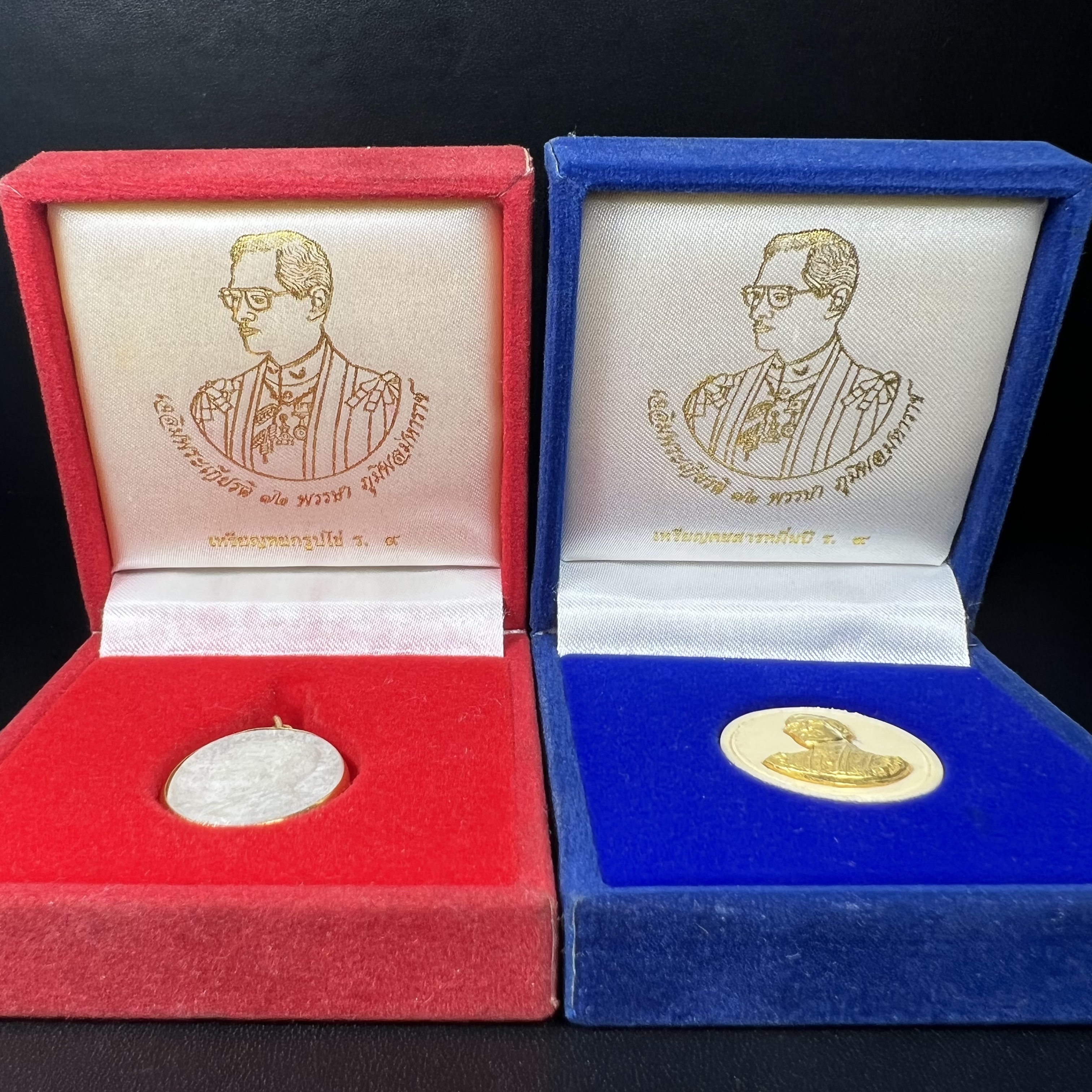 พระบรมฉายาลักษณ์ ร.9 เหรียญหยกรูปไข่เลี่ยมทองคำแท้(งานเลี่ยมเดิมจากผู้จัดสร้าง)+พระบรมฉายาลักษณ์ เหรียญคชสารหมื่นปี ร.9 หน้ากากทองคำ เฉลิมพระเกียรติ 72 พรรษา ภูมิพลมหาราช ปี 2542(1ชุด2องค์)(อีกหนึ่งวัตถุมงคลที่ระลึกของพระองค์ท่านที่พบเจอหายากมากในปัจุบัน)