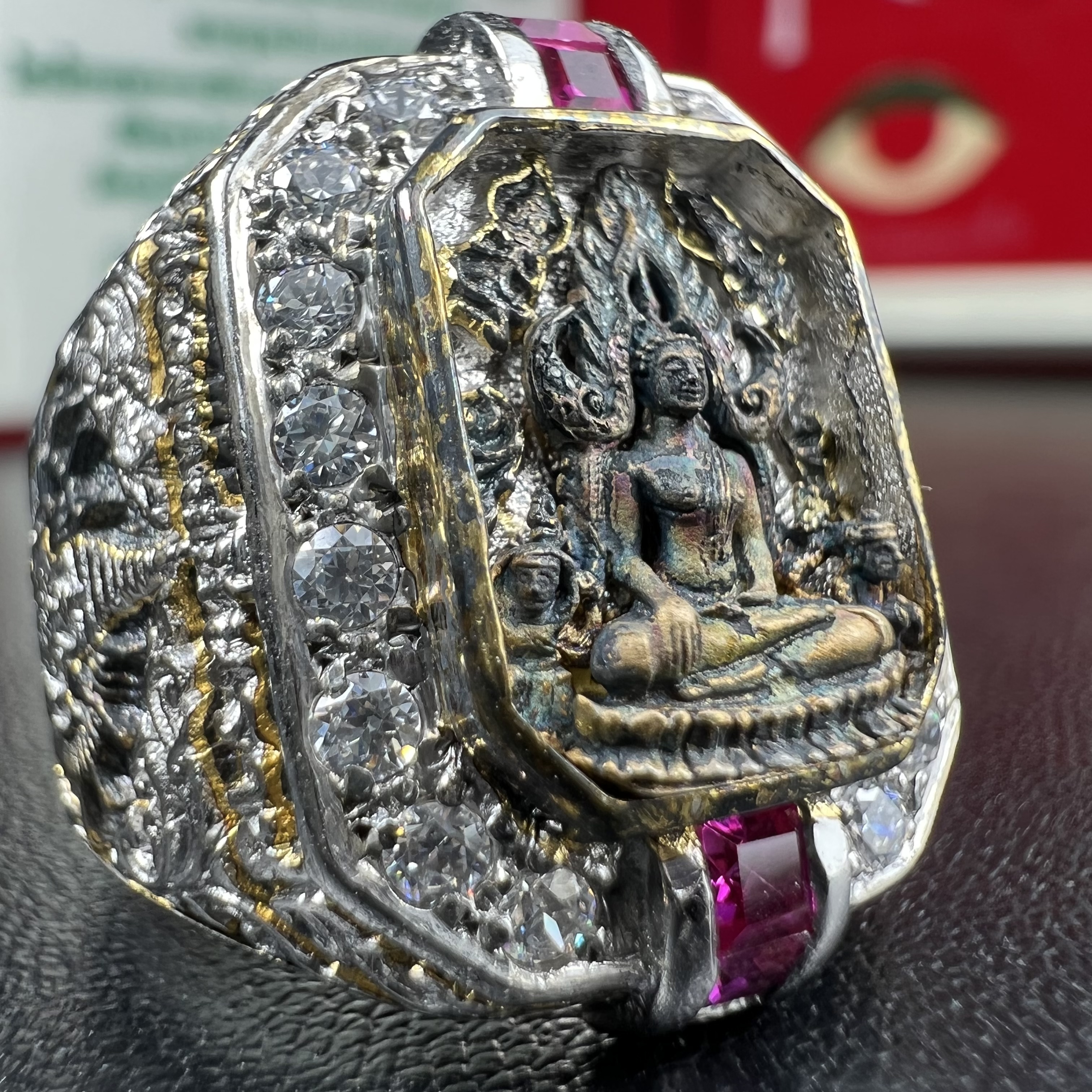 แหวนพระพุทธชินราช ภปร. ในวโรกาสเฉลิมพระชนมายุ6รอบ 5ธันวาคม2542 มูลนิธิพิทักษ์ดวงตาประชาชน จัดสร้าง แหวนเนื้อเงินเคลือบทองคำบริสุทธิ์ประดับเพชร CZ เกรดนอก ตอกโค๊ตและหมายเลข 2006(ผลรวมได้ 8 เลขมงคลเจริญมั่งคั่ง อุดมสมบูรณ์) พร้อมกล่องบรรจุเดิมครบ(หายาก)