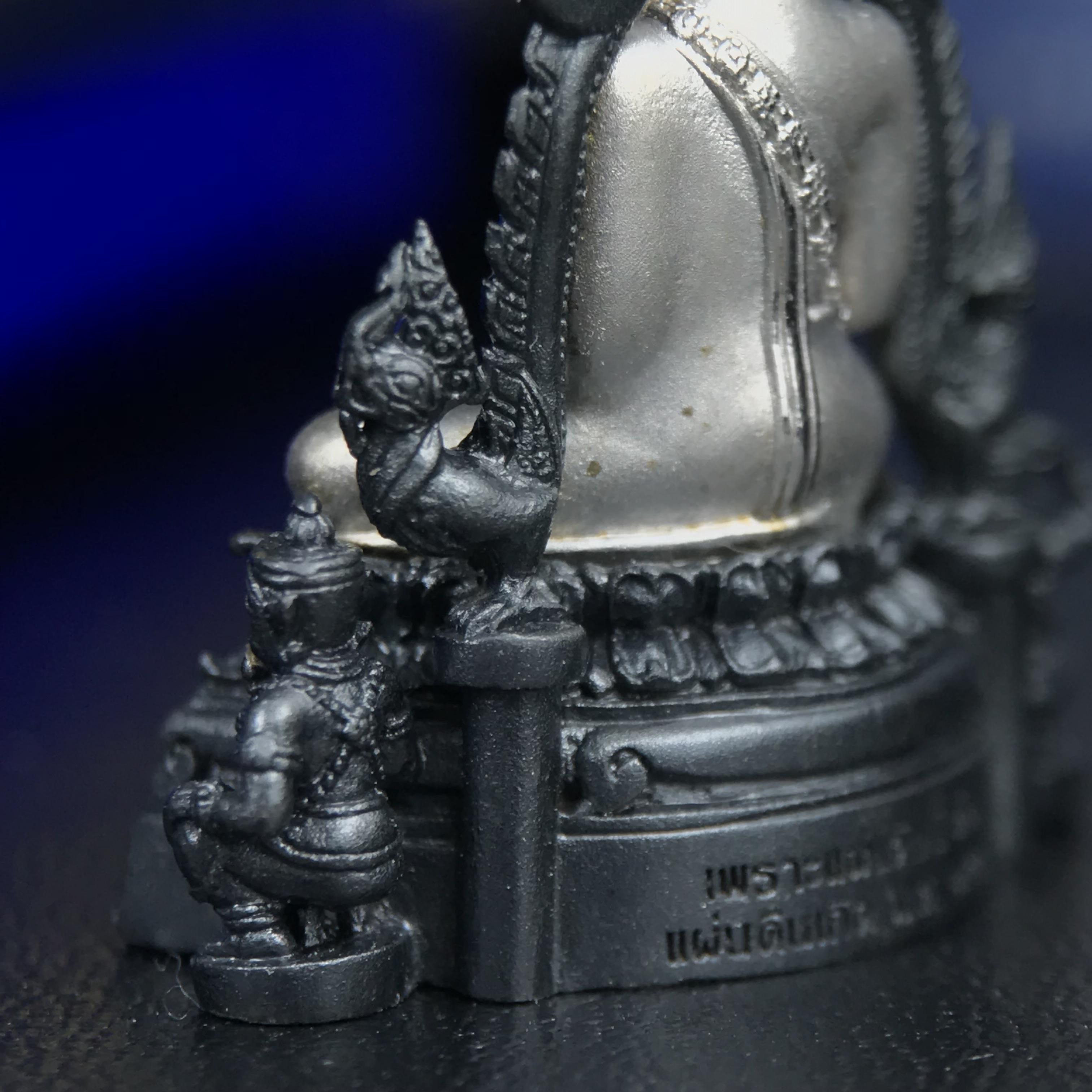 พระพุทธชินราช ภปร. โครงการเพราะแผ่นดินนี้คือแผ่นดินเกิด เนื้อเงินชุบทองคำขาวซุ้มรมดำ ปี2551 ขนาดหน้าตัก1/2นิ้ว(3.5*2.5ซม.)ประกอบพิธี ณ พระอุโบสถ วัดพระศรีรัตนศาสดาราม(วัดพระแก้ว)และพระวิหารวัดพระศรีรัตนมหาธาตุวรมหาวิหาร(จ.พิษณุโลก)(สวยงามหายาก)1ใน5000องค์