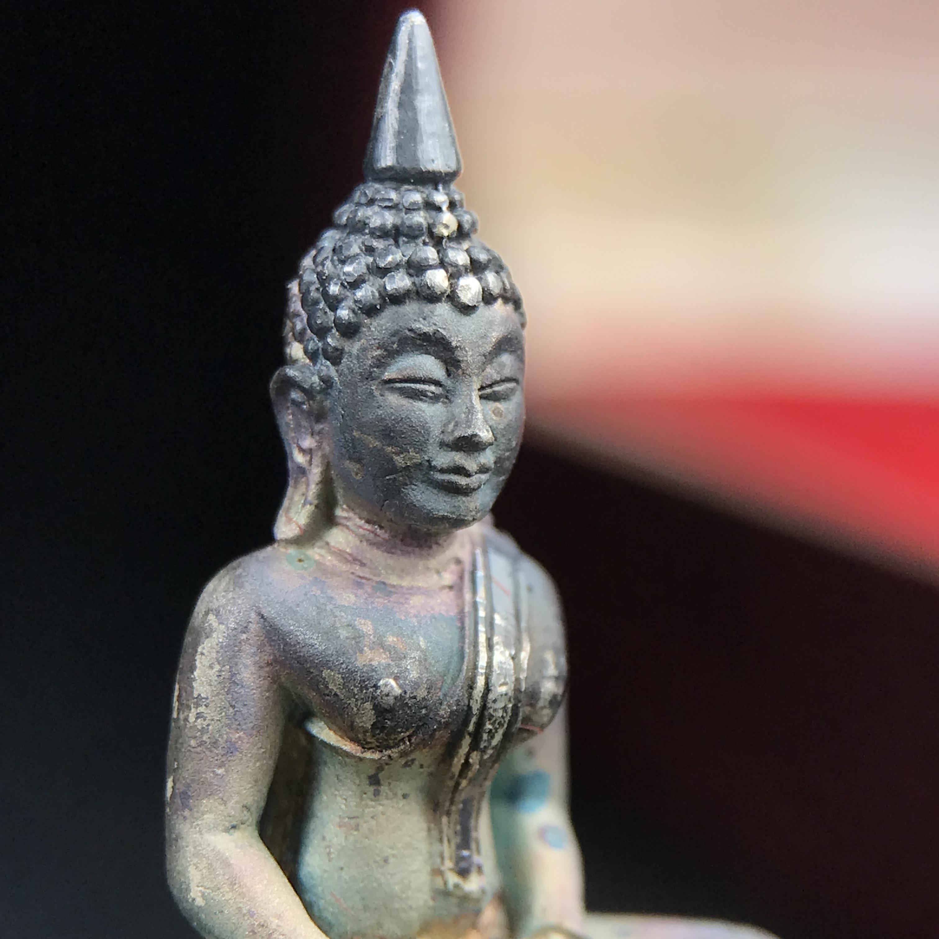 พระพุทธโสธร(หลวงพ่อโสธร) รุ่นสร้างอุโบสถ ปี2539 เนื้อเงินทรายนวลขัดเงาบางส่วน ลอยองค์พิมพ์ใหญ่ สภาพสวยกล่องบรรจุเดิมครบสมบูรณ์(งานแพรนด้า จิวเวลรี่)สวยงดงาม(เนื้อเงินผิวเดิมรุ้งสวยสวย องค์หมายเลขสวย ๒๒๒๒๕)